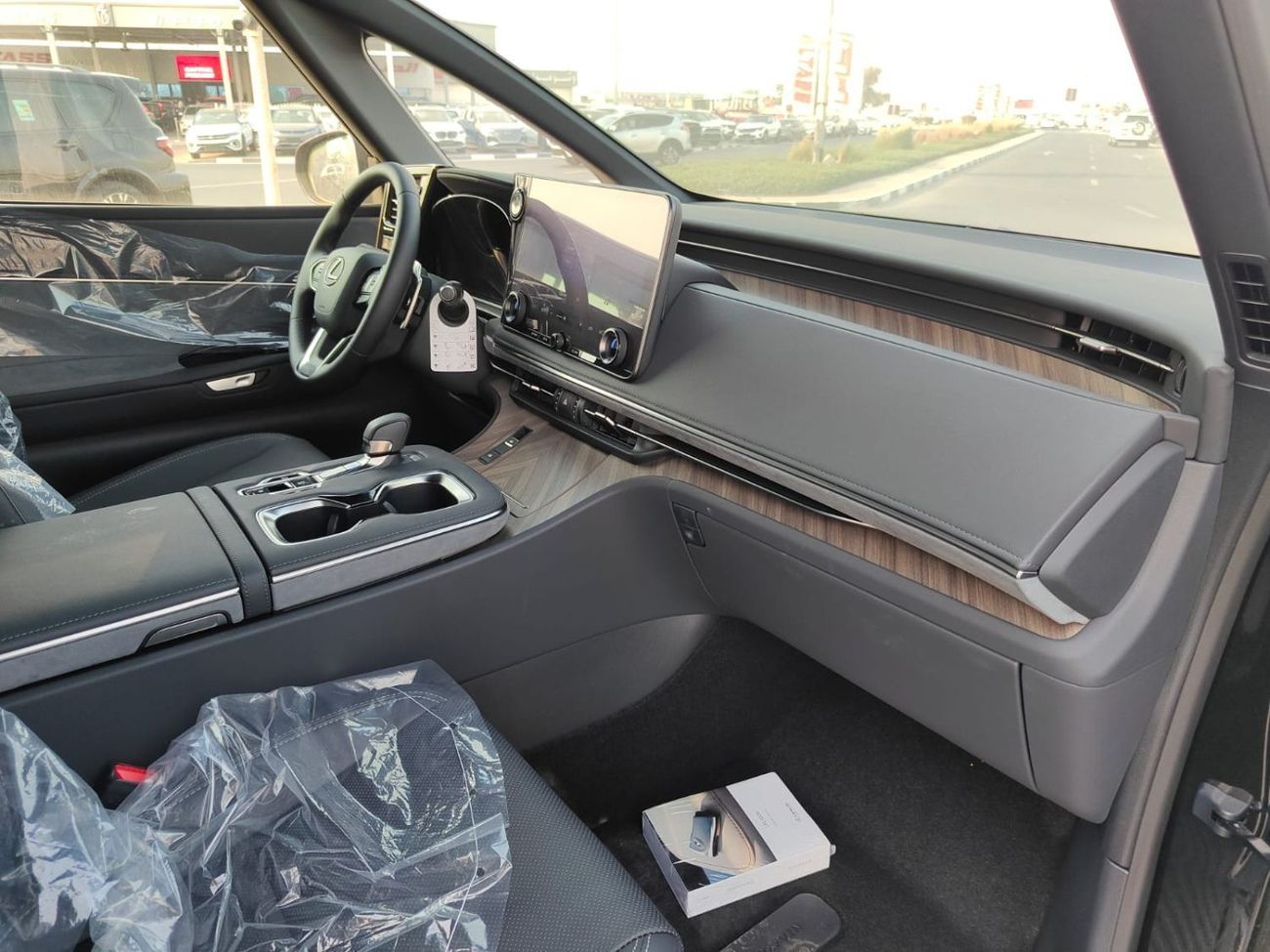 Lexus LM 350h 2025 Lexus LM350h VIP 4-Seater 2.5L 4-Cyl Hybrid A/T Export Only