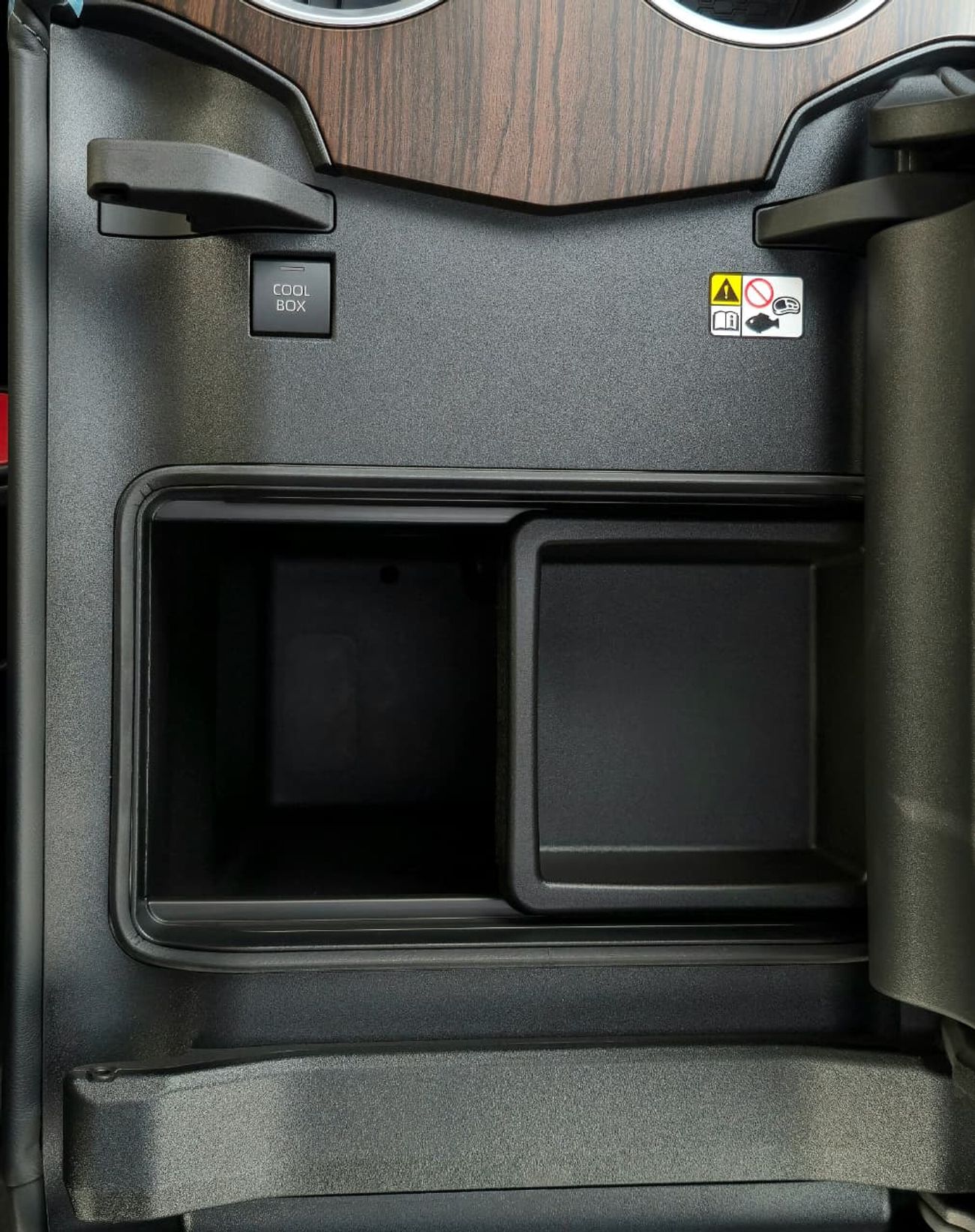 تويوتا لاند كروزر LC300 GXR 4.0 - HIGH OPTIONS - WITHOUT RADAR - 2025 MODEL - WHITE INSIDE BLACK - GCC SPECS