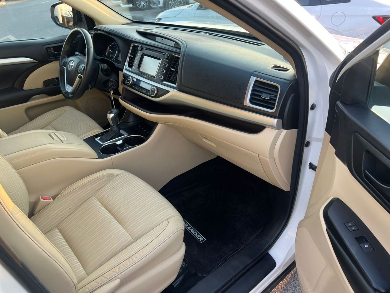 تويوتا هايلاندر 2015 Toyota Highlander LE+ Plus 3.5L V6 - Interior Beige - 7 Seater 4x4 AWD - Electric Seat With Big