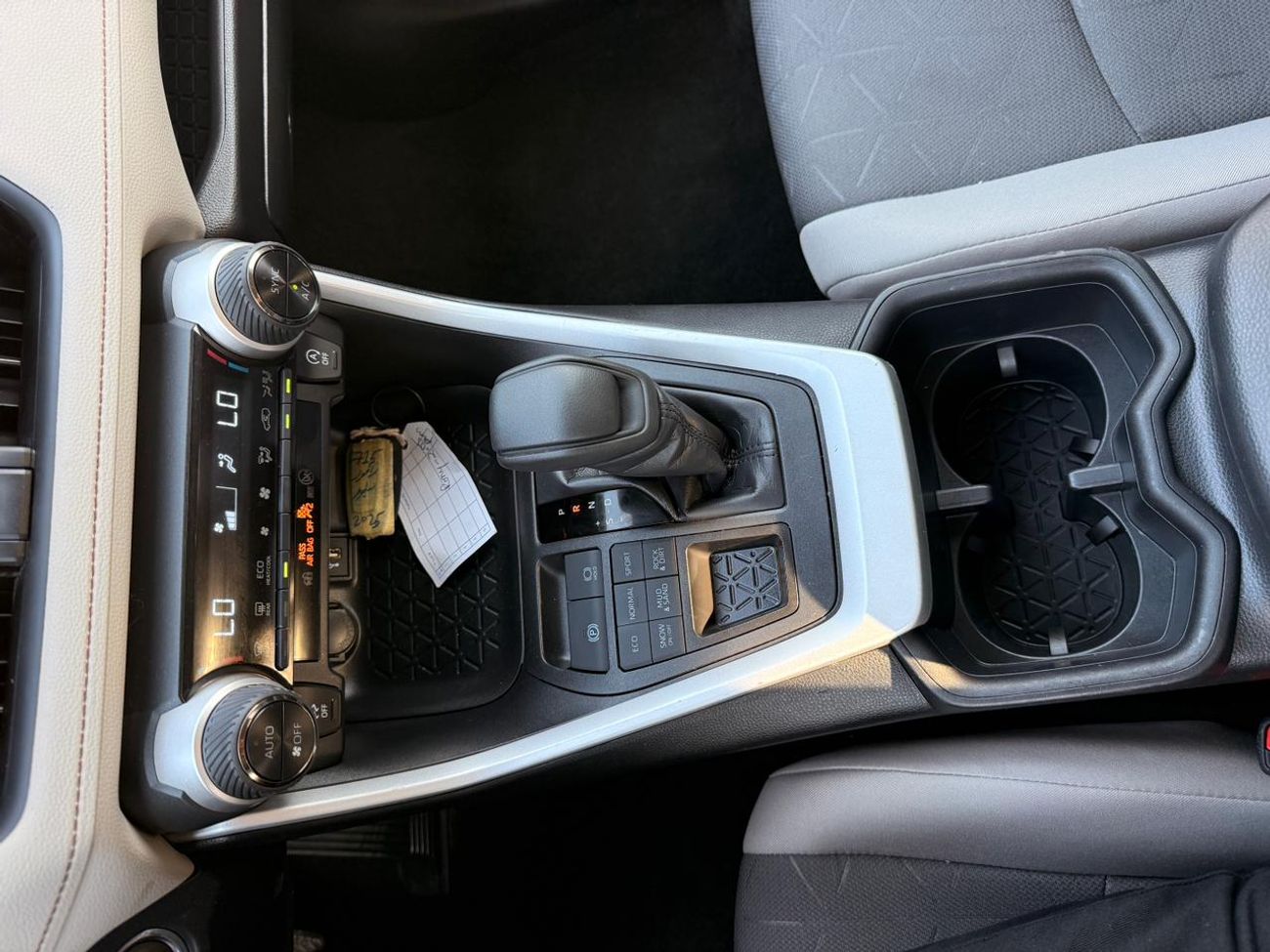 تويوتا راف ٤ XLE 4X4 Full option 2025