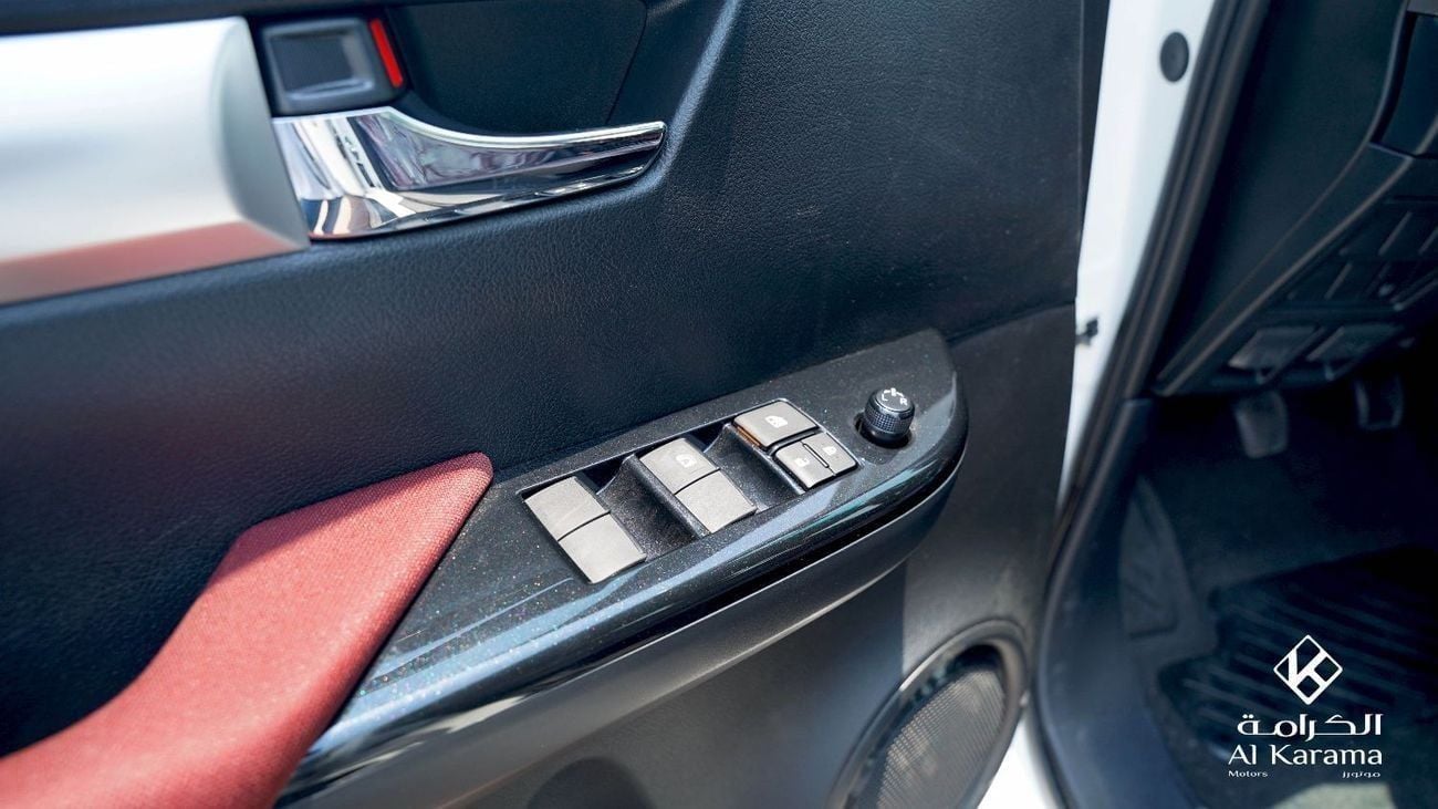 تويوتا هيلوكس 2.7L SR5 | Automatic Transmission | 4WD | Climate Control | Wireless Charger | Rear Camera