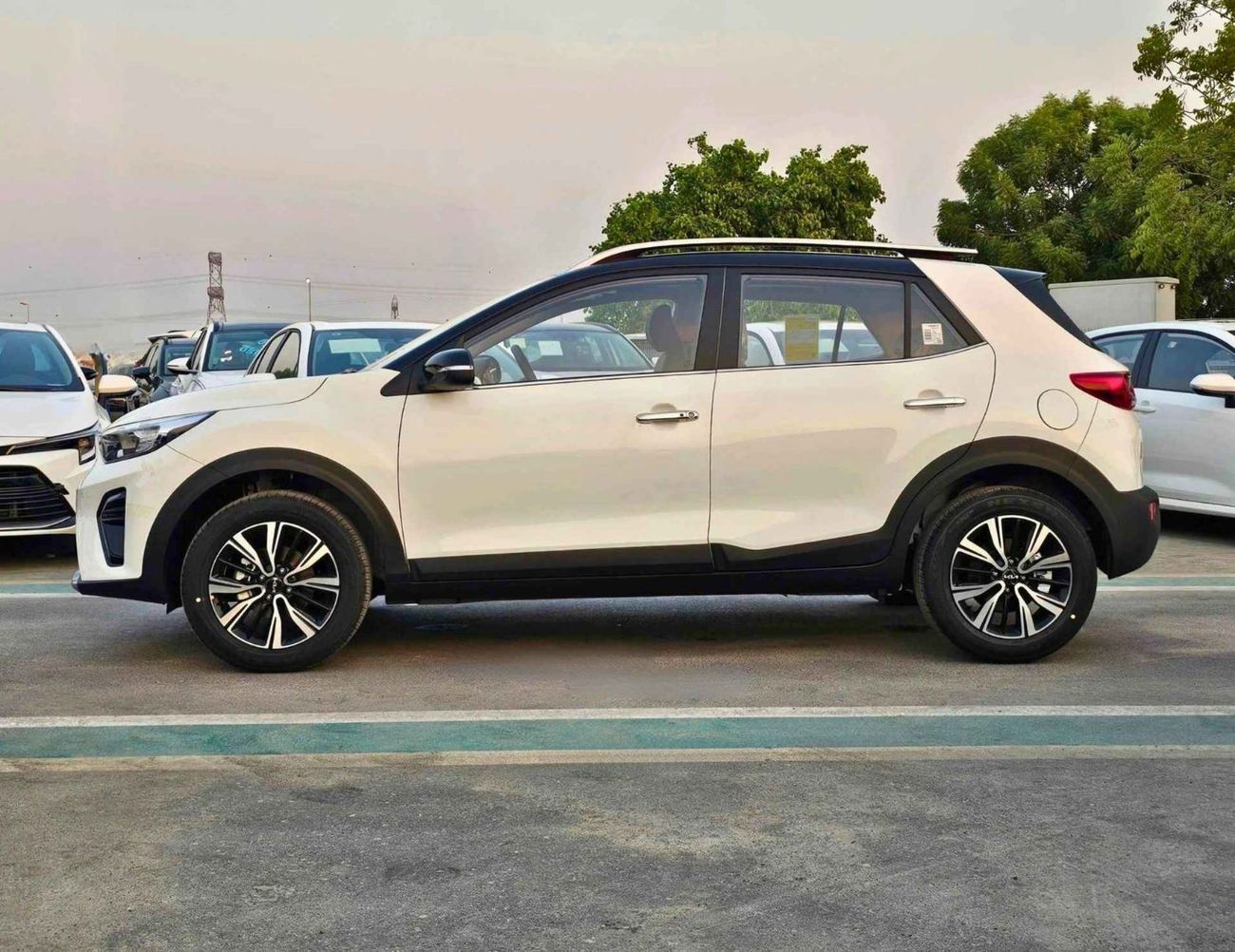 كيا KX1 DUAL TONE/1.4L PETROL/CVT WITH SUNROOF/CHROME HANDLE/ (CODE # KX1FT)