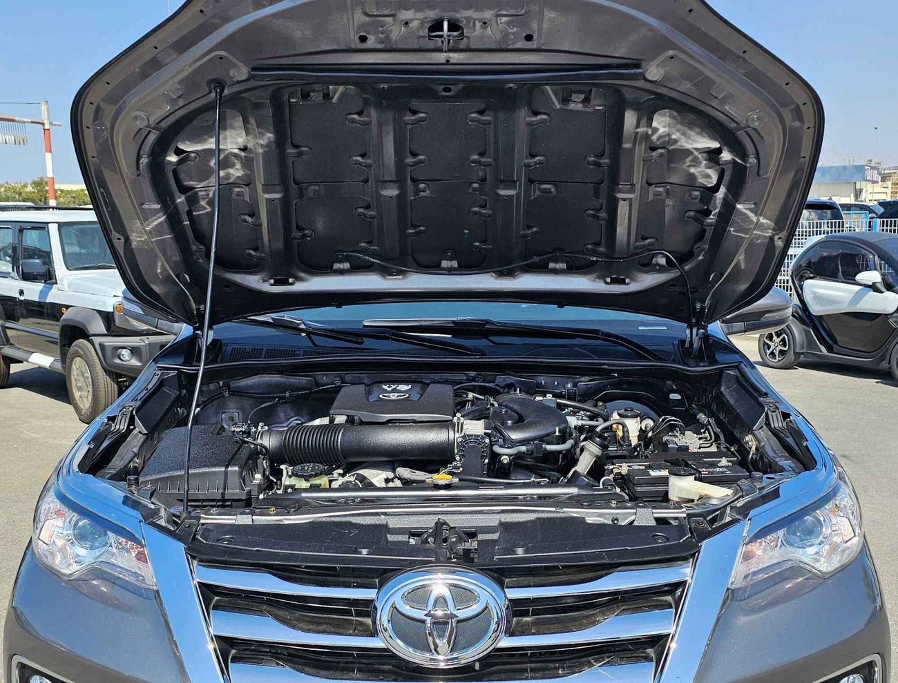 Toyota Fortuner GXR V6/ 4WD/ DVD REAR CAMERA/ LEATHER SEATS/ HEAD REST TV/ EXPORT ONLY / LOT#78863