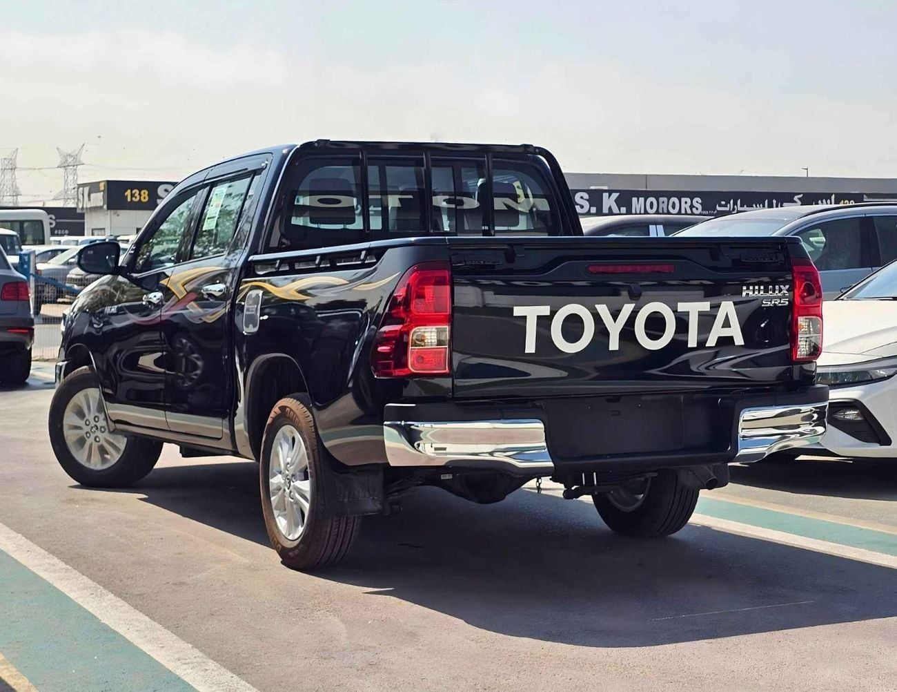 Toyota Hilux SR5 / NARROW BODY DOUBLE CABIN / 2.7L PETROL V4 M/T / REAL CAMERA WITH CHROME BUMPERS (CODE # HP2MF)