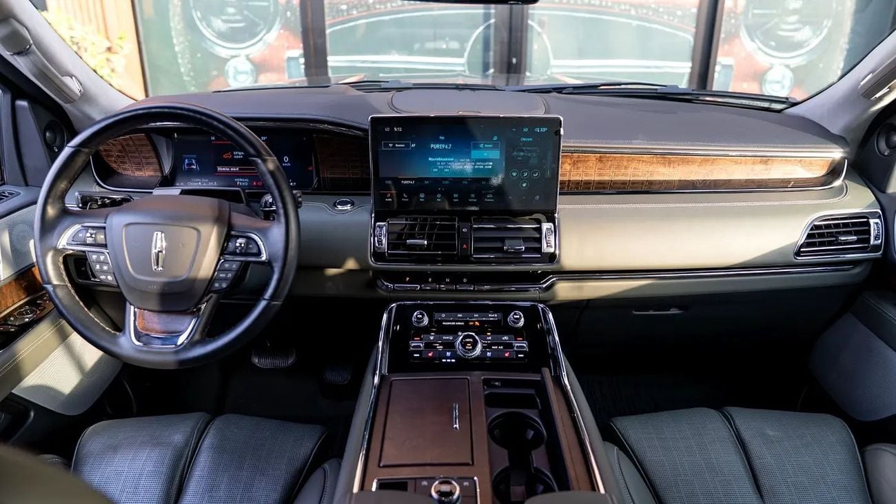 لينكولن نافيجاتور Presidential 3.5L Presidential, Warranty + Service Pack, Low Kms, 7-Seater, GCC