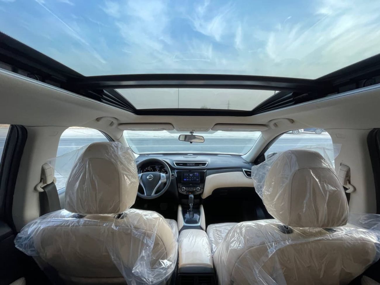 نيسان روج SL / V4 2.5 لتر / فتحة سقف بانورامية / شاشة كبيرة / دفع رباعي / جنوط / بحالة ممتازة