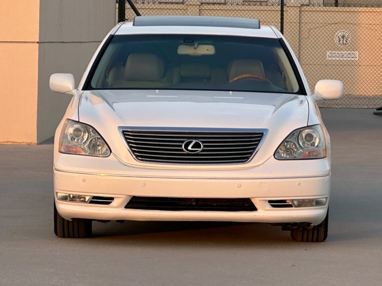 لكزس LS 430 موديل 2004 حاله ممتازه من الداخل والخارج فتحه وجلد ومثبت سرعه وتحكم كهربي كانل ونظام صوت ممتاز وكامي