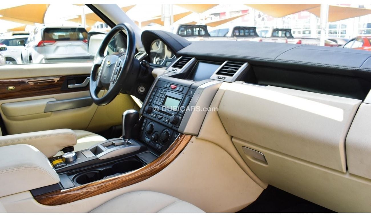 Land Rover Range Rover Sport 2009 Gulf model, white color, beige interior, one number, leather hatch, fixed control wheels, rear