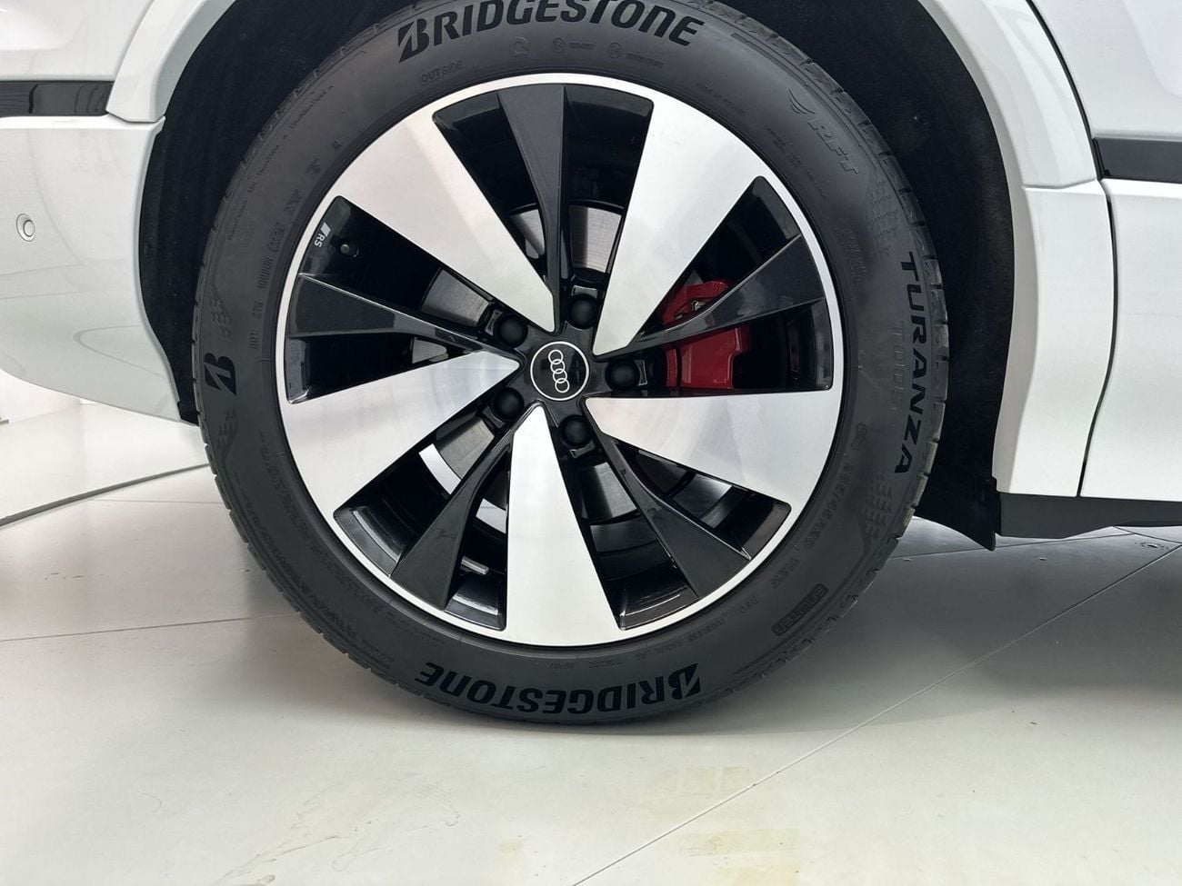 Audi Q6 e-tron SQ6 SUV e-tron quattro 490hp (Ref# 17711)