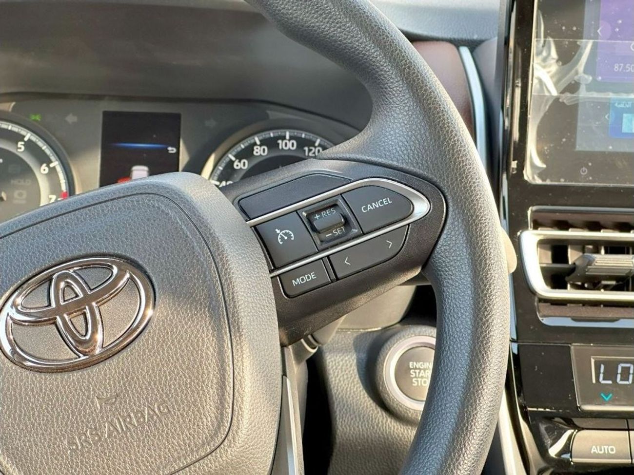 تويوتا إينوفا Toyota Innova 2.0L, FWD Petrol-2.0 L. 2024