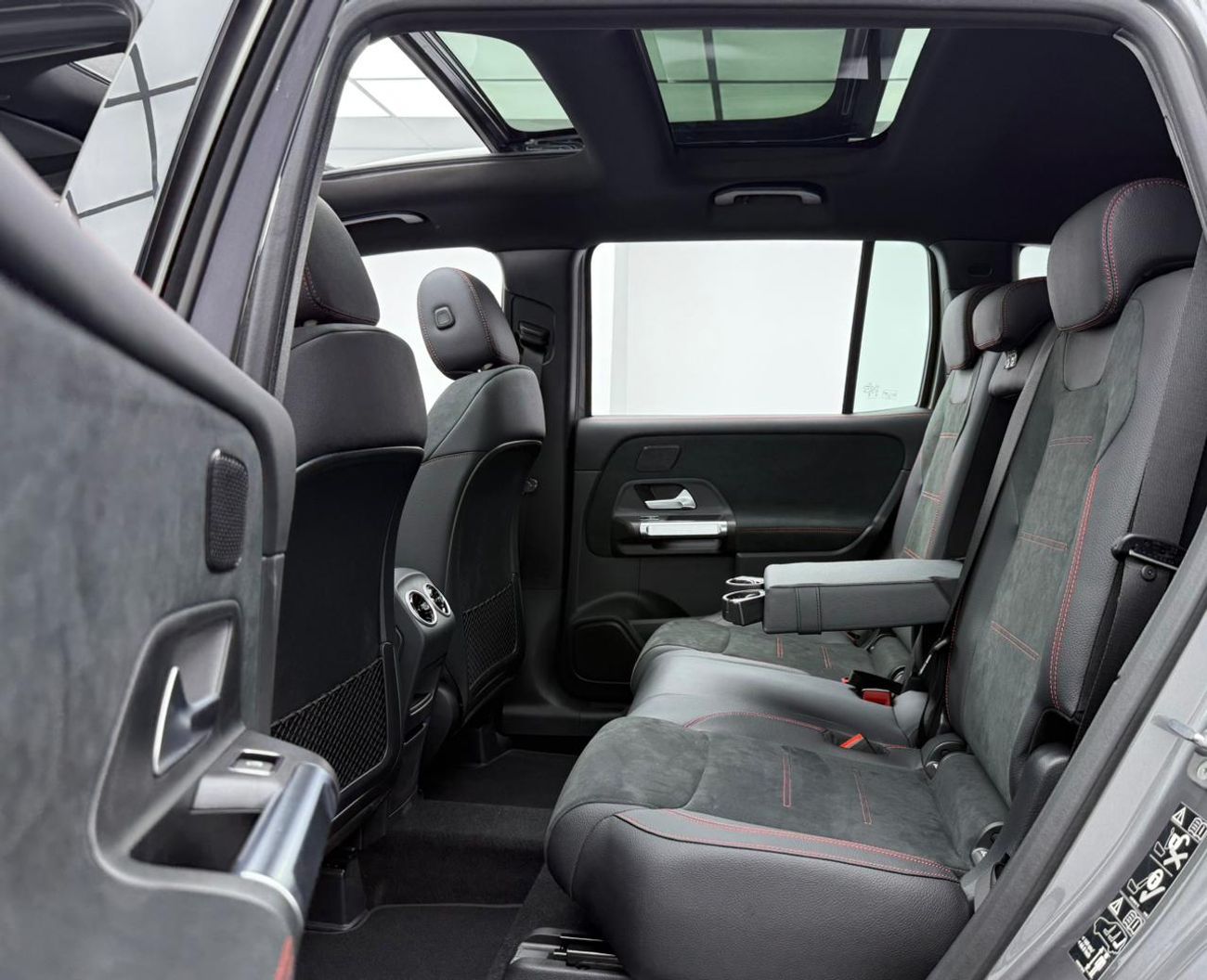 مرسيدس بنز GLB 200 *Brand New* 2026 Mercedes Benz GLB200, 5 Years Mercedes Warranty, Delivery Km, 7 Seater, GCC