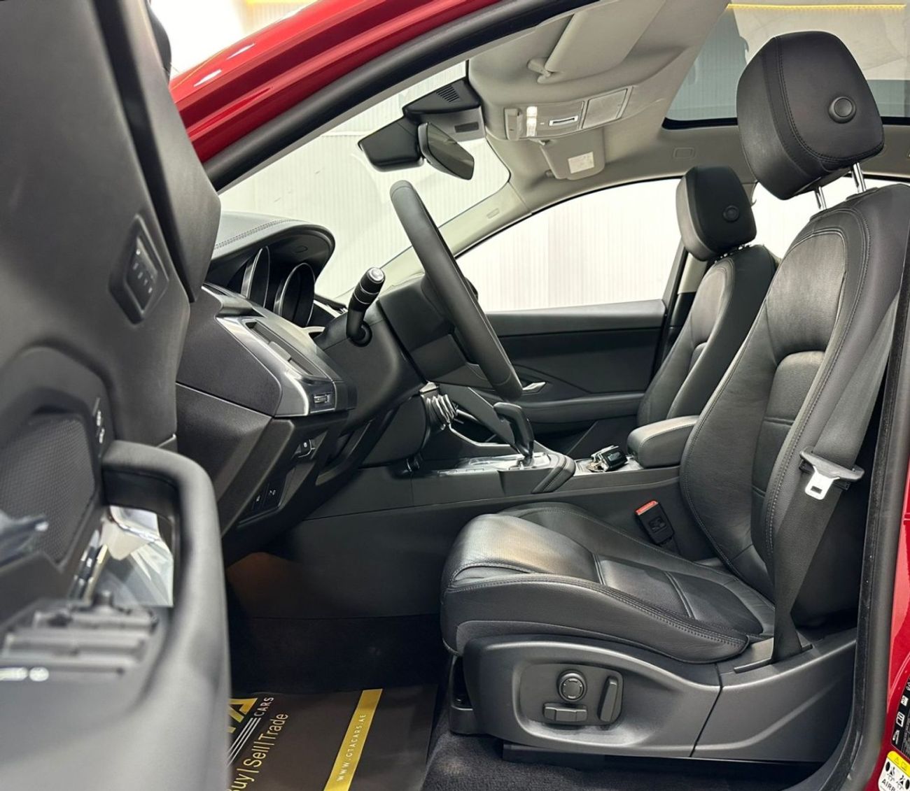 جاكوار E Pace SE P200 2.0L 2019 Jaguar E-Pace P200 SE AWD, Warranty, Full Jaguar Service History, GCC