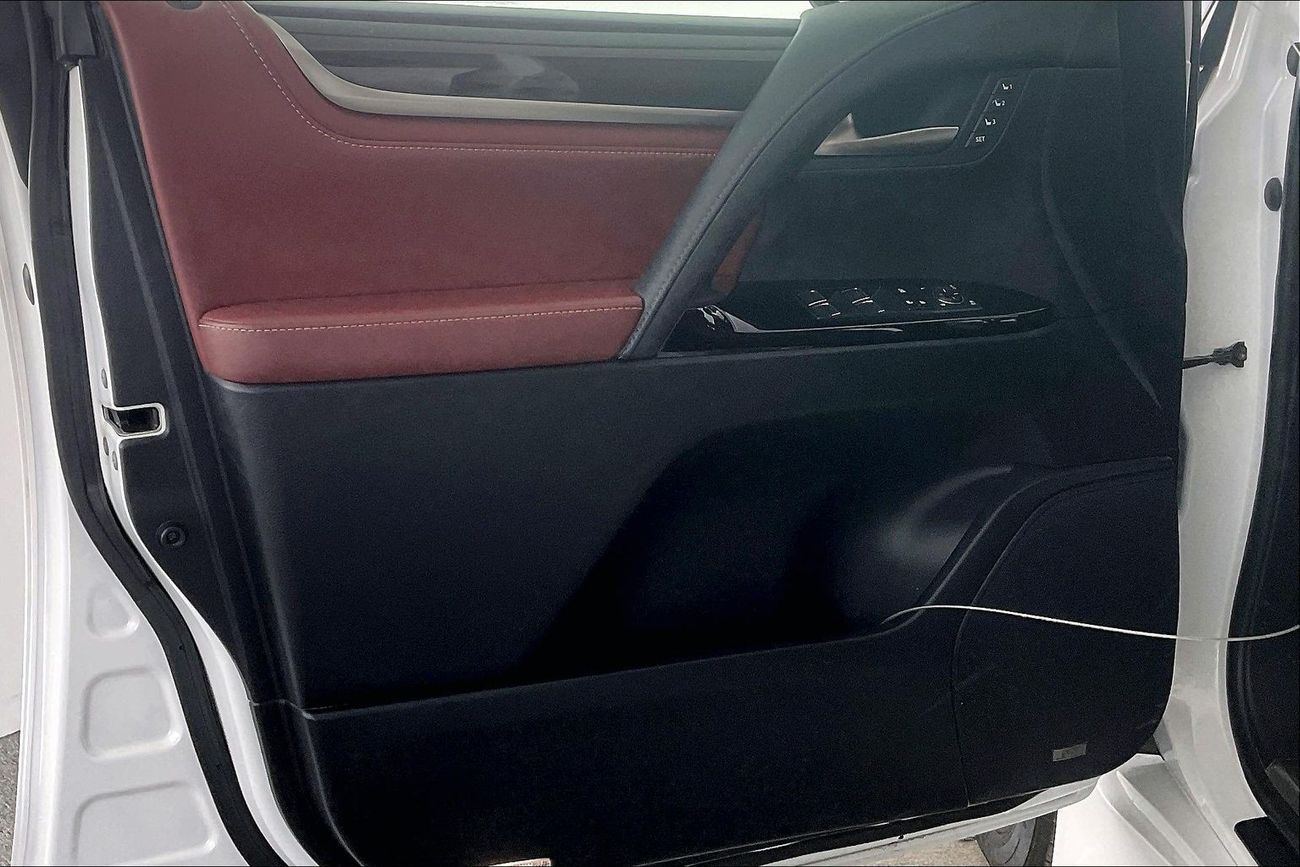 Lexus LX 570 Platinum | National Day Celebration | Guaranteed Warranty | 0 Down Payment