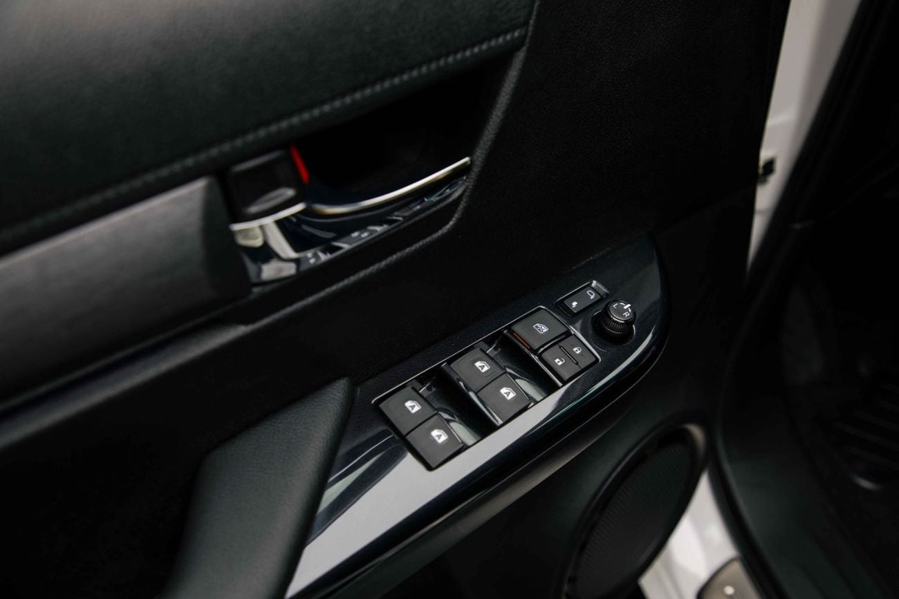 تويوتا هيلوكس Adventure 4.0L - Platinum White Inside MLM Black | Export Only