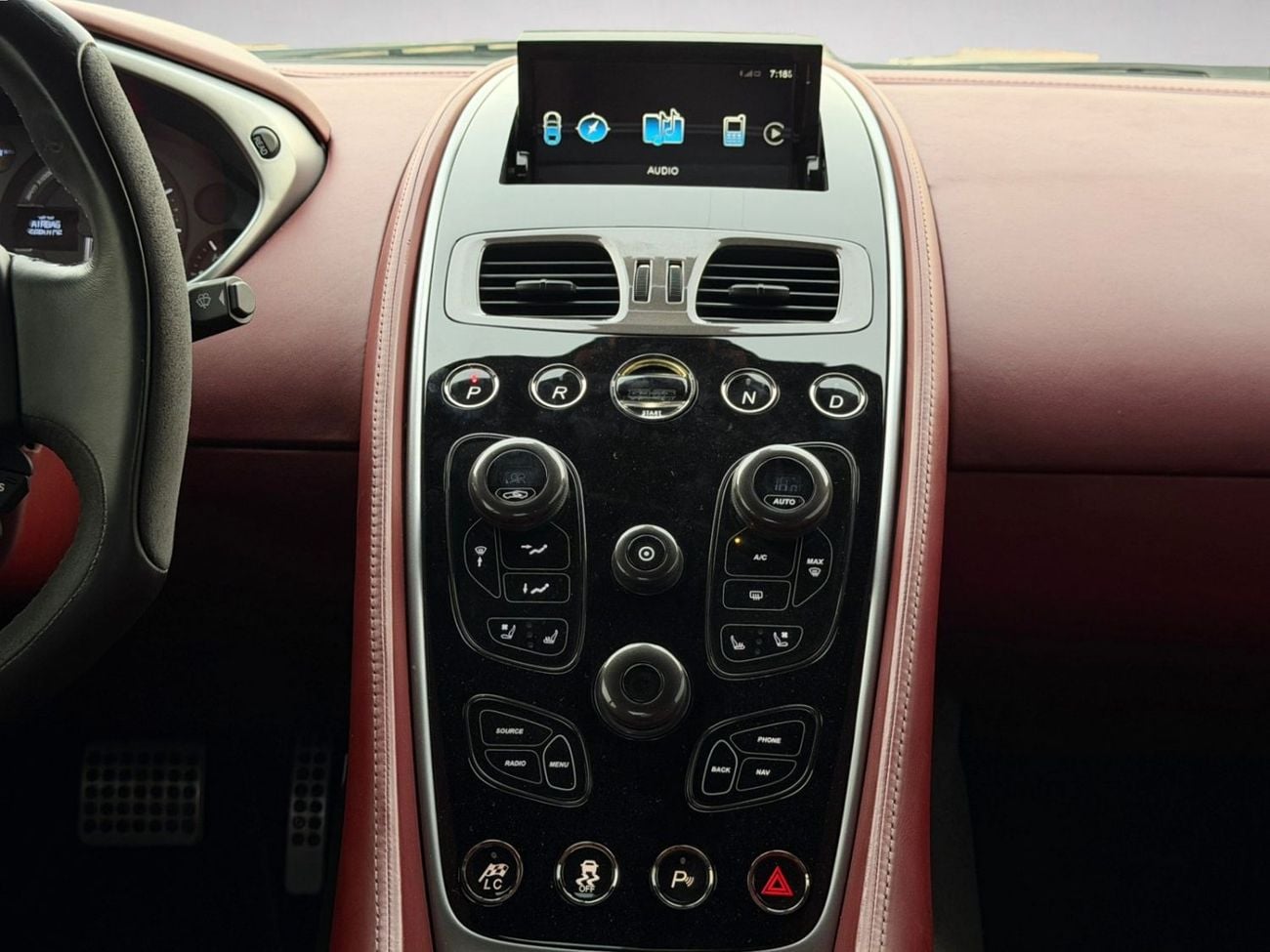 Aston Martin Vanquish STD RARE FULL CARBON SPEC | GCC CAR | V12 ENGINE | 2014