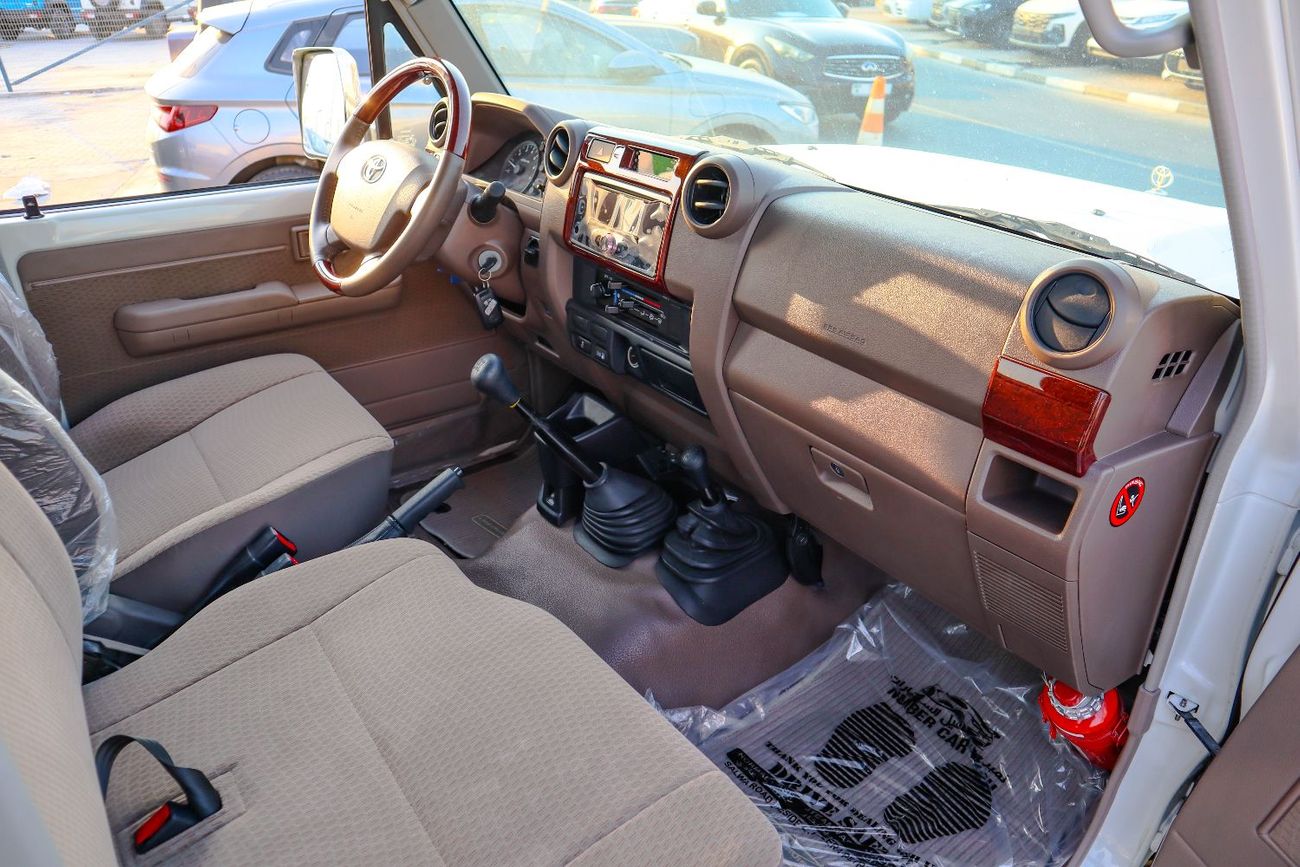 تويوتا لاند كروزر بيك آب Std 4.0L Single Cab Utility AWD
