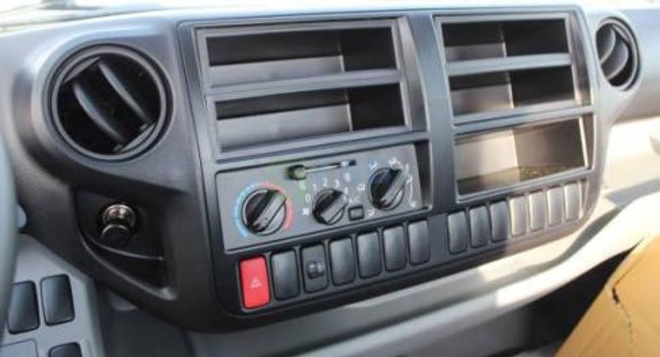 Hino 300 Hino XZU 712L 6.5 TON 300S Wide cab 4X2 Euro 2