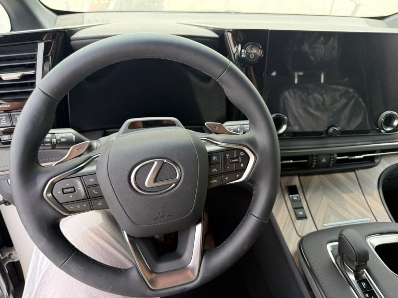 Lexus LM 350h STD (NON GCC)