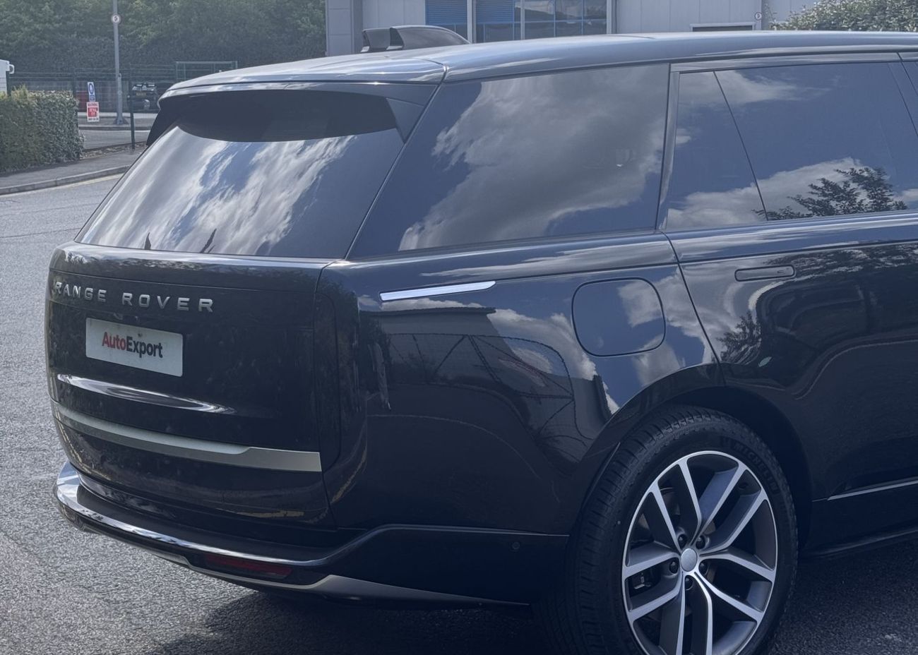 Land Rover Range Rover LWB AUTOBIOGRAPHY P460E IN RIGHT HAND DRIVE