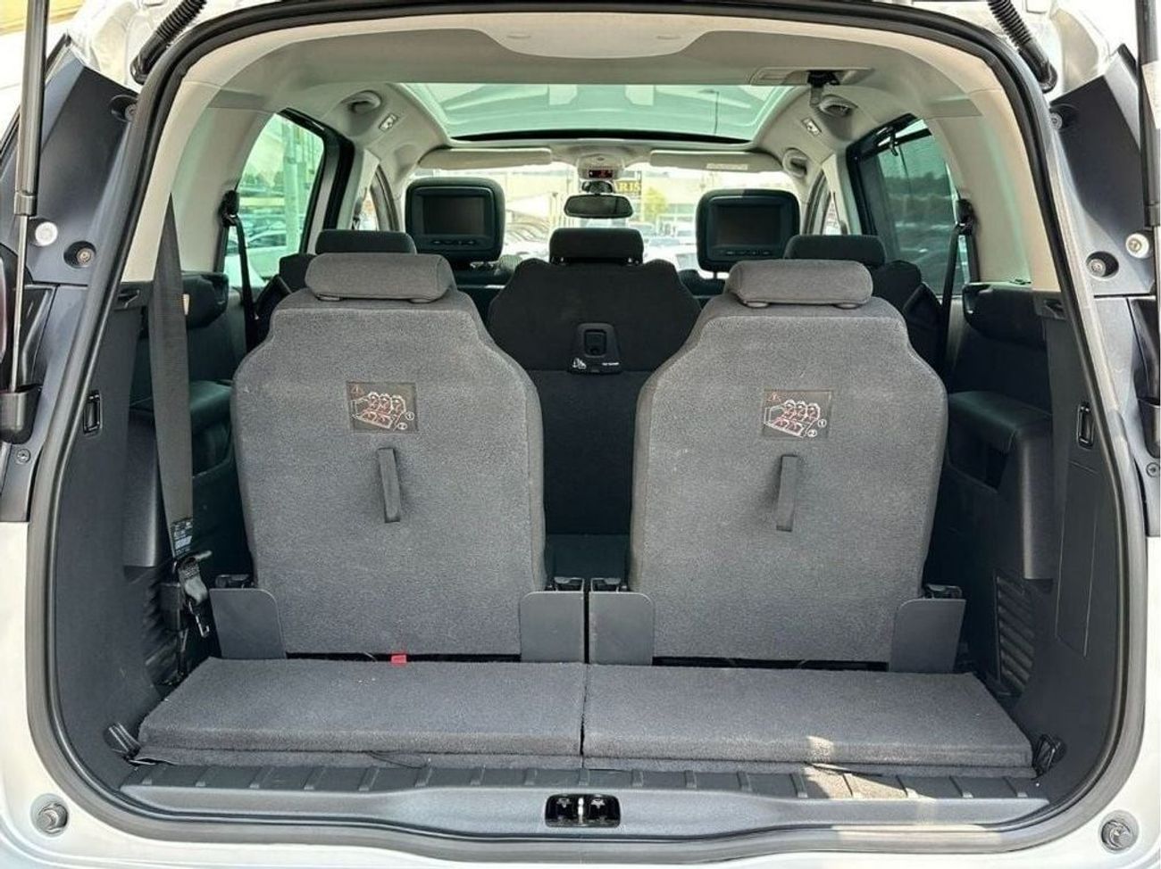 Peugeot 5008 Premium ACCIDENTS FREE - GCC - ORIGINAL PAINT - 1600 CC - PERFECT CONDITION INSIDE OUT