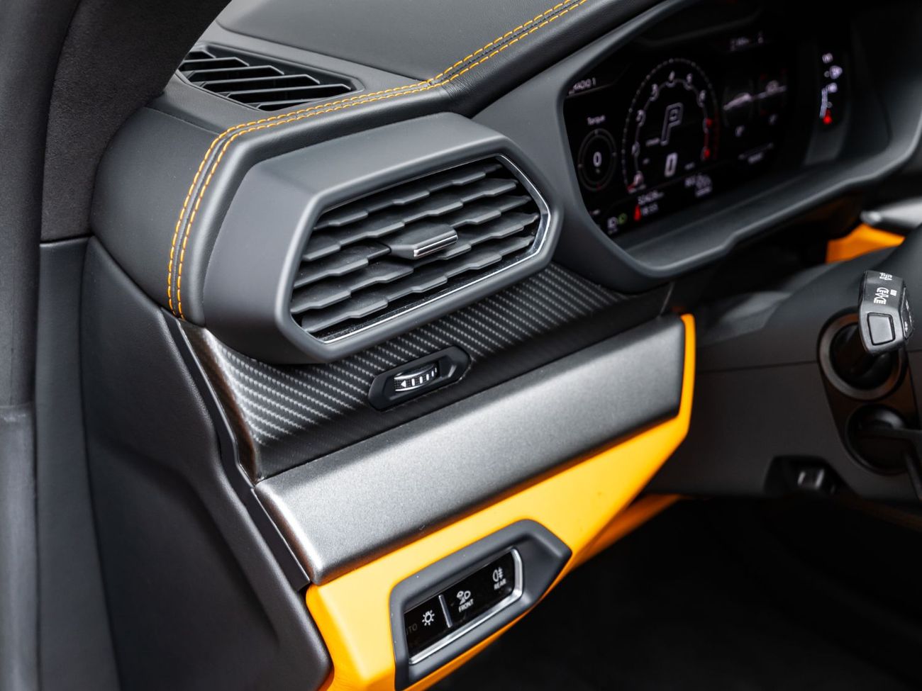 Lamborghini Urus STD 4.0T V8 2022 Lamborghini Urus, October 2026 Lamborghini Warranty, Full Service History, Low KMs,