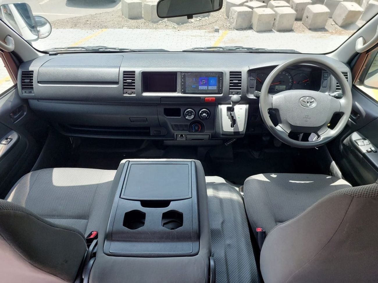 Toyota Hiace TOYOTA HIACE COMMUTER VAN RHD 2016 MODEL 3.0 L DIESEL AUTOMATIC(PM17014)