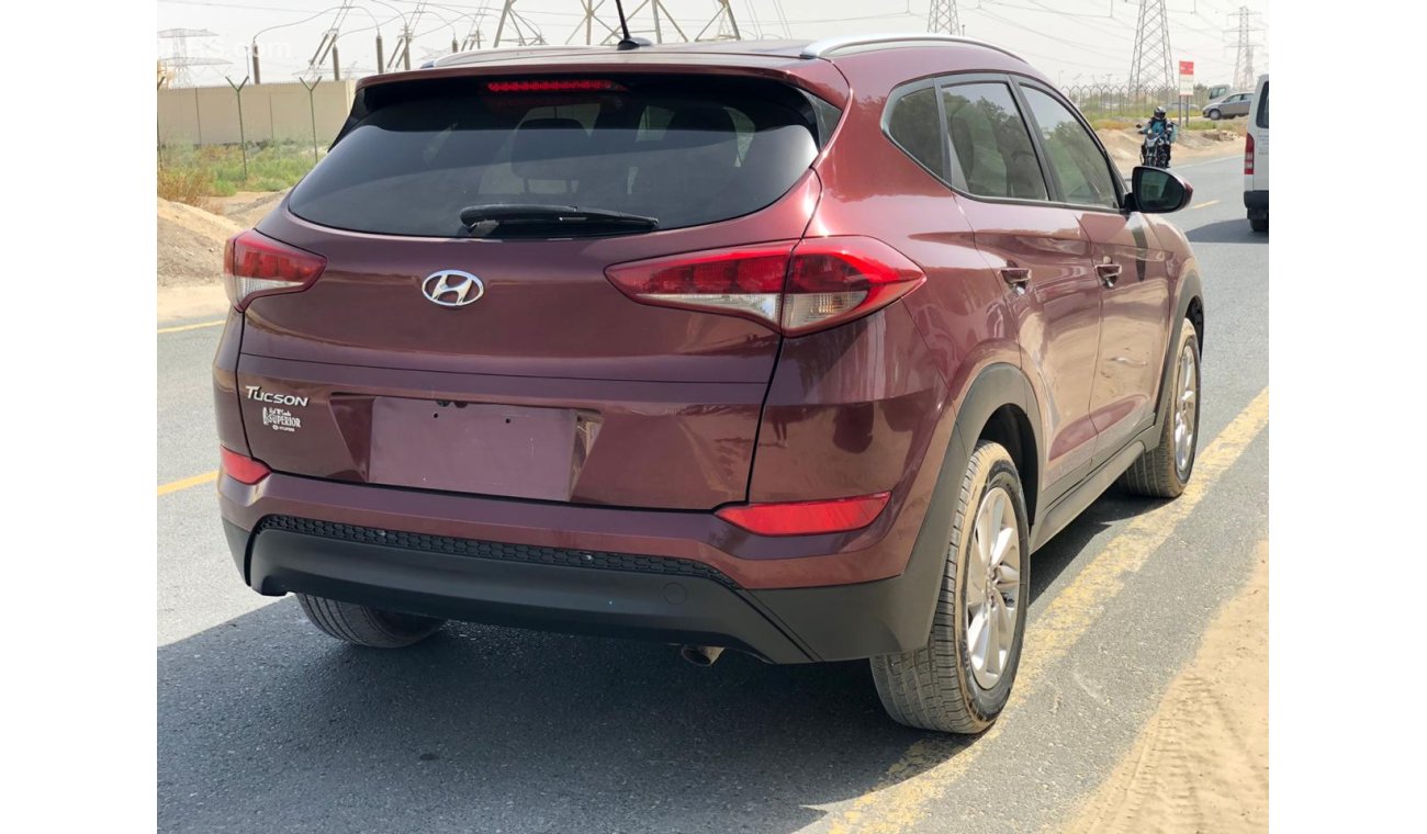 Hyundai Tucson 2.0L, Alloy Rims 17'', Back Camera, CD -Player, Fabric Seats, Tuner Audio/Radio, Fog Lights, LOT-686