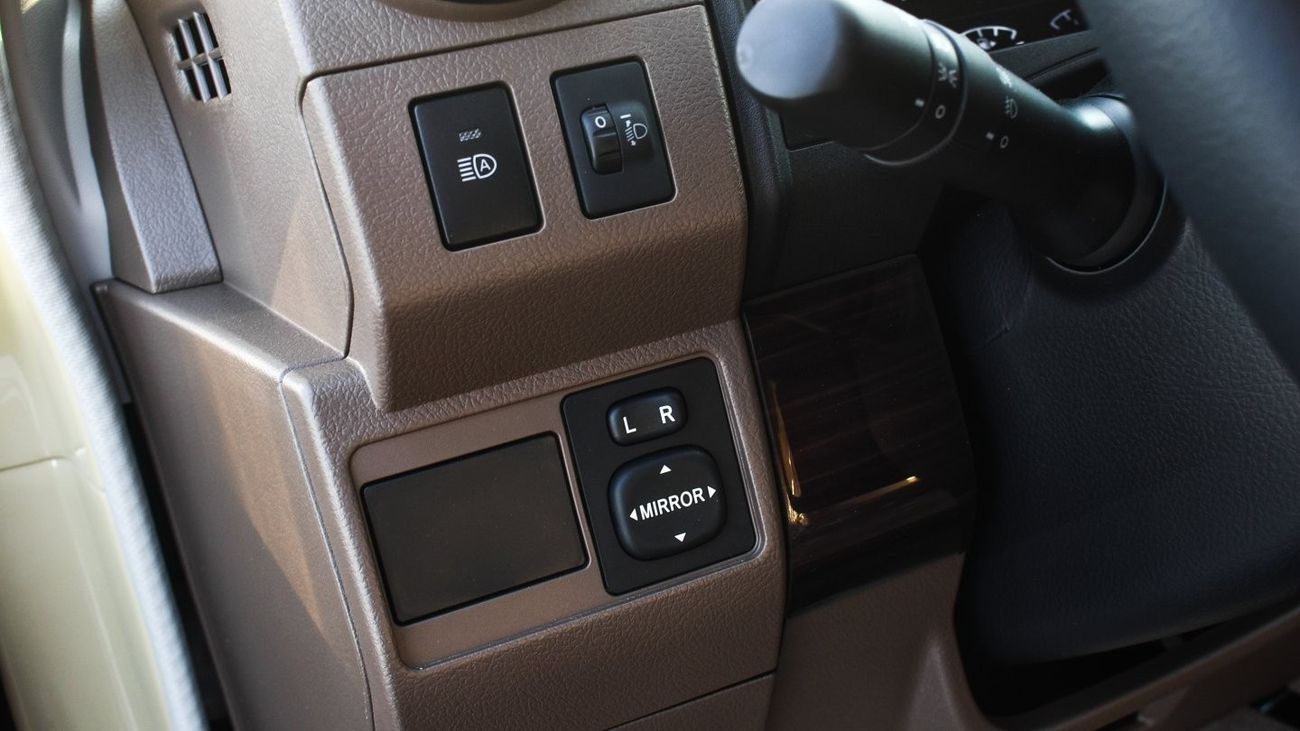 تويوتا لاند كروزر بيك آب 4.0L V6 Petrol Single Cabin  Auto Transmission