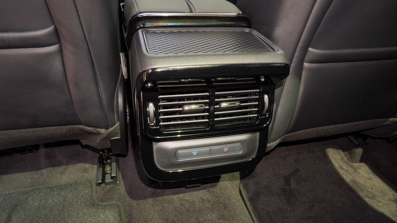 لاند روفر رانج روفر إيفوك SE P250 DYNAMIC 2025!! BLACK EDITION!! FIVE YEARS WARRANTY!! THREE YEARS SERVICE CONTRACT