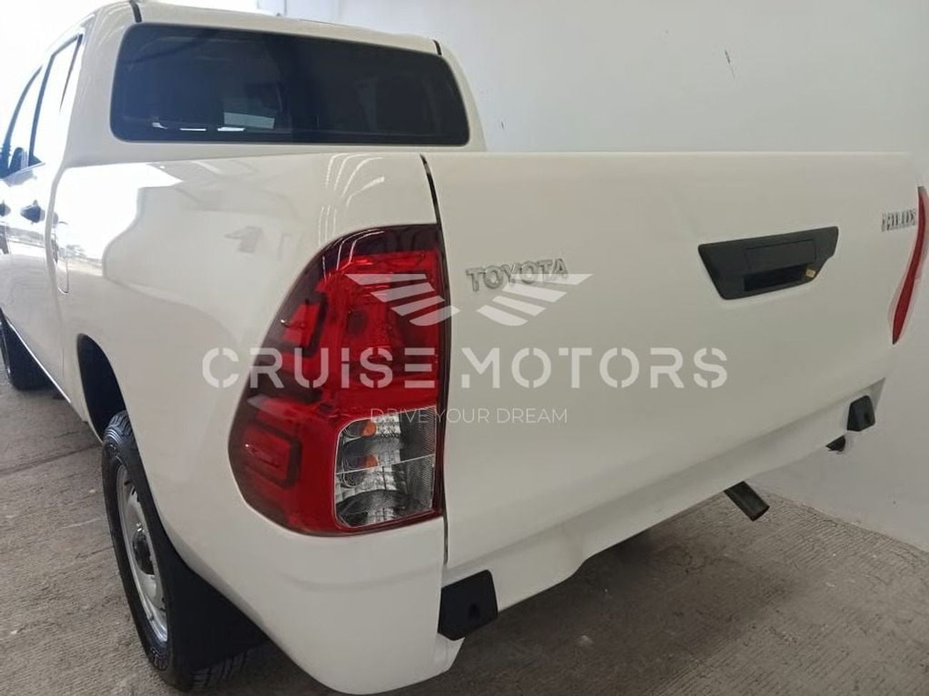Toyota Hilux Double Cabin J - Manual - 2.4 L - diesel - SUV - 4x4 - 5 Seats - 4 Door