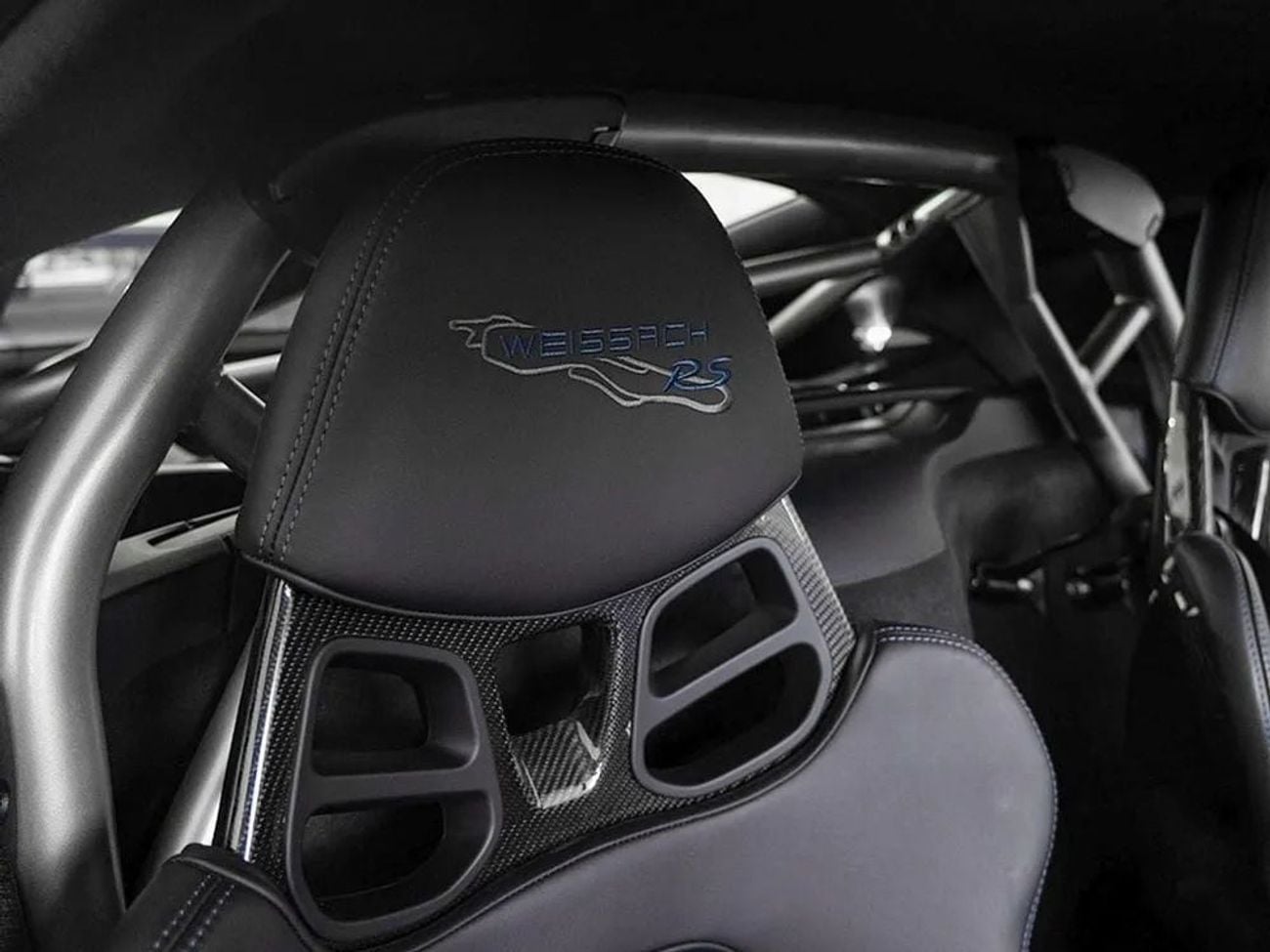 بورش كايمان 718 GT4 RS Weissach Pack