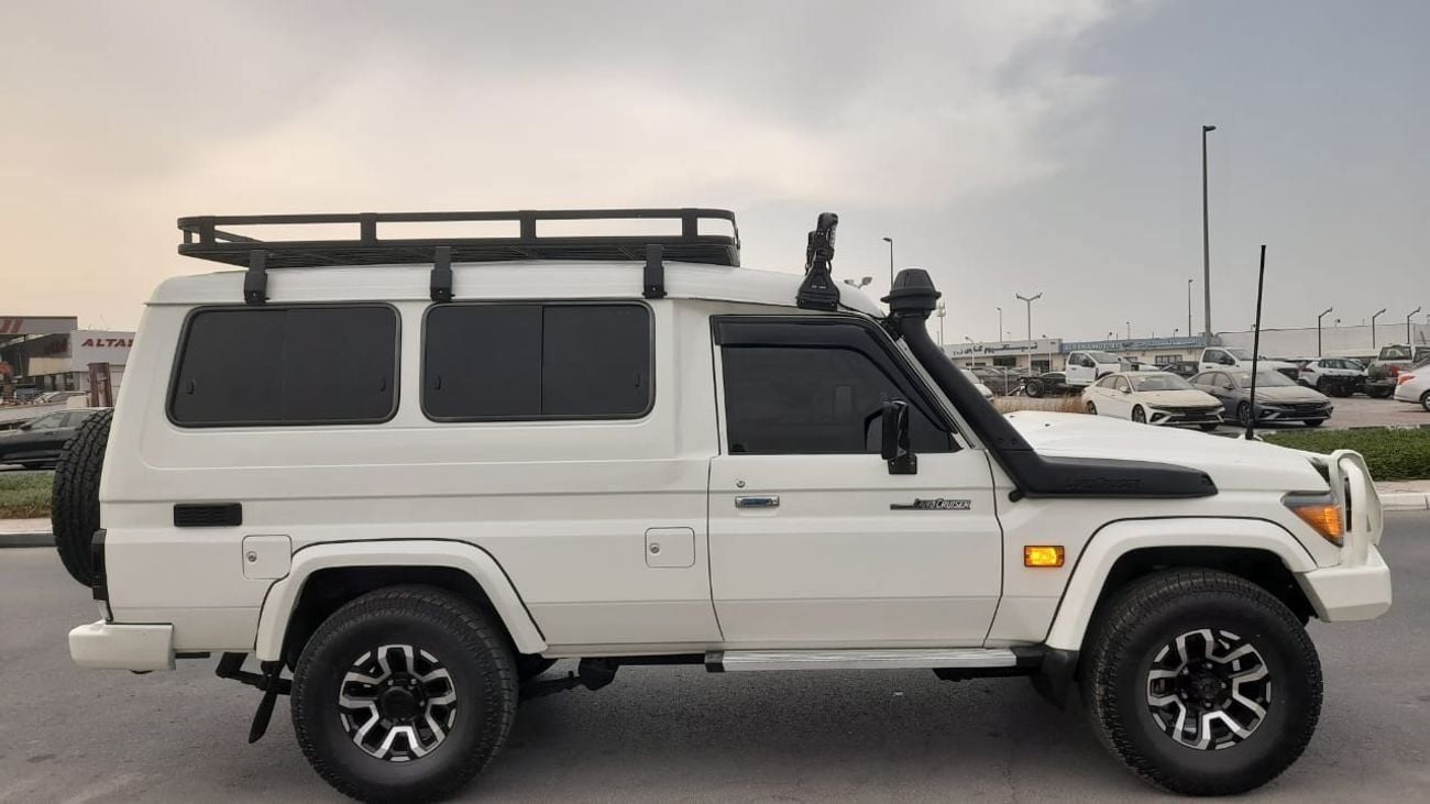 تويوتا لاند كروزر Right-Hand drive 3 door troop carrier V8 1VD diesel manual