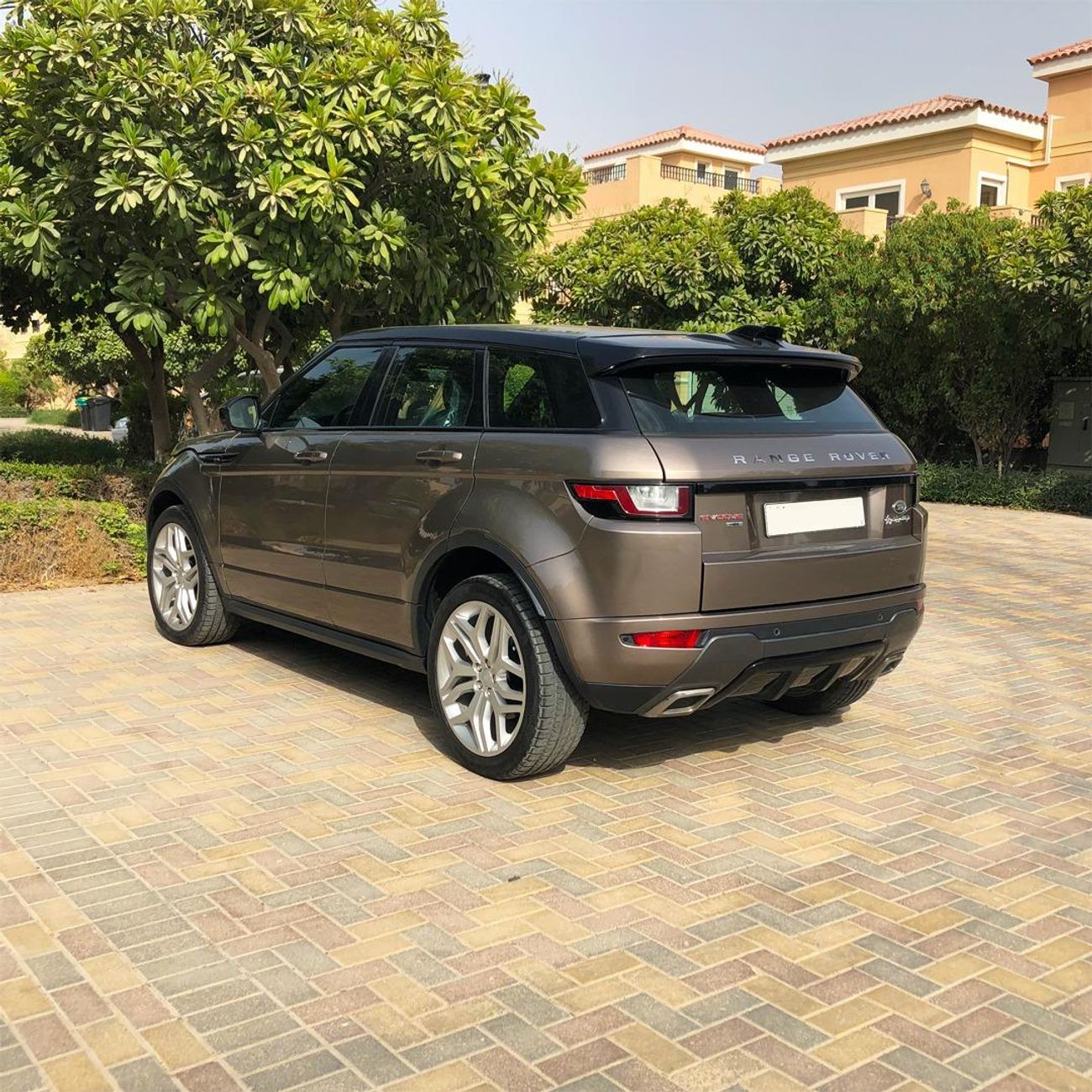 لاند روفر رانج روفر إيفوك P200 R-Dynamic HSE 2.0L/ Excellent condition