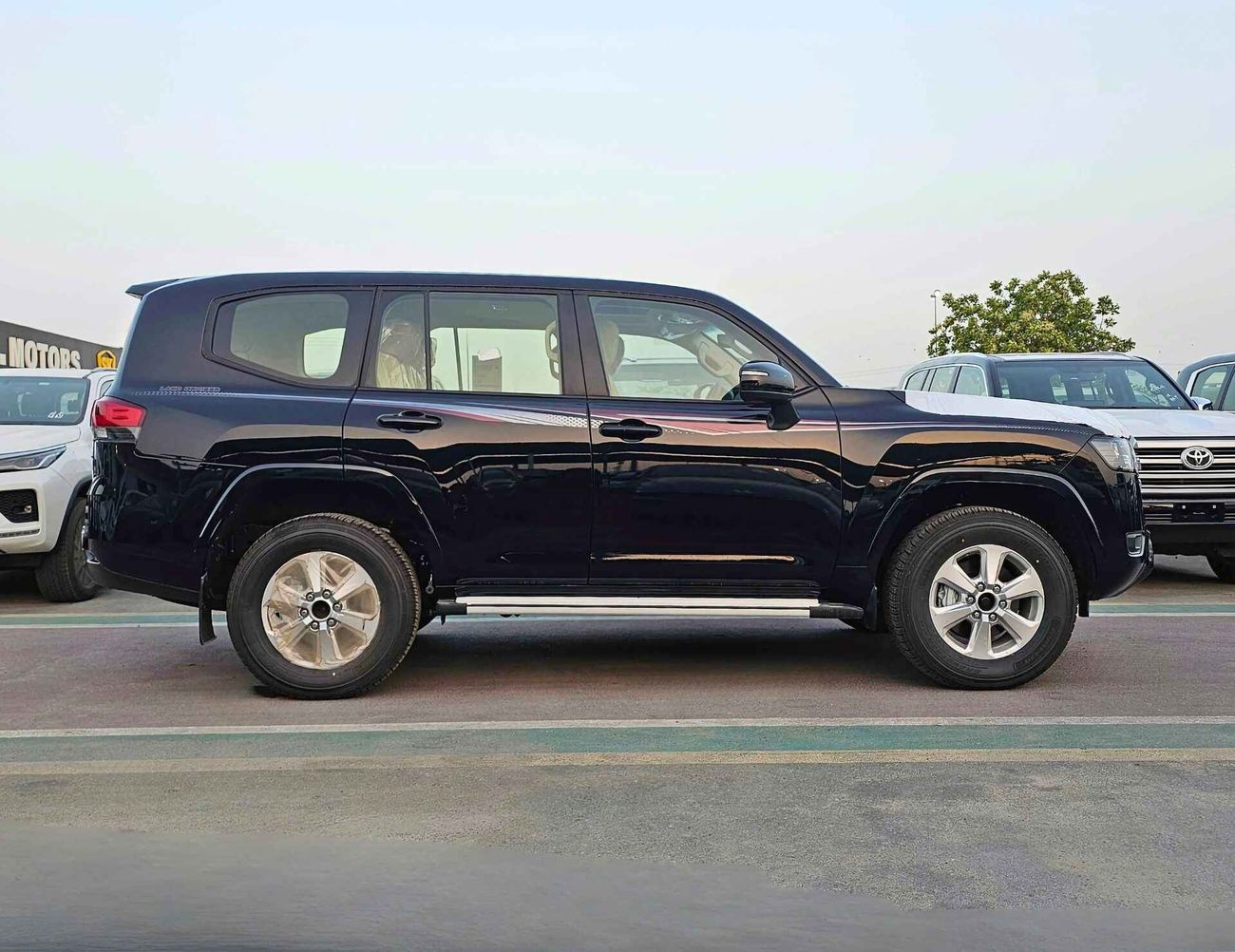 تويوتا لاند كروزر LC300 GXR / 3.3L V6 DIESEL / MID-STD DVD / DRIVER PWR SEAT / SUNROOF (CODE # GXR-G1)