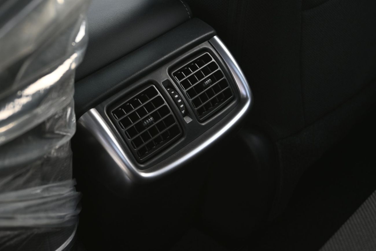 تويوتا هيلوكس Toyota Hilux SR5 2.7L Automatic, Petrol, 4WD, Pickup