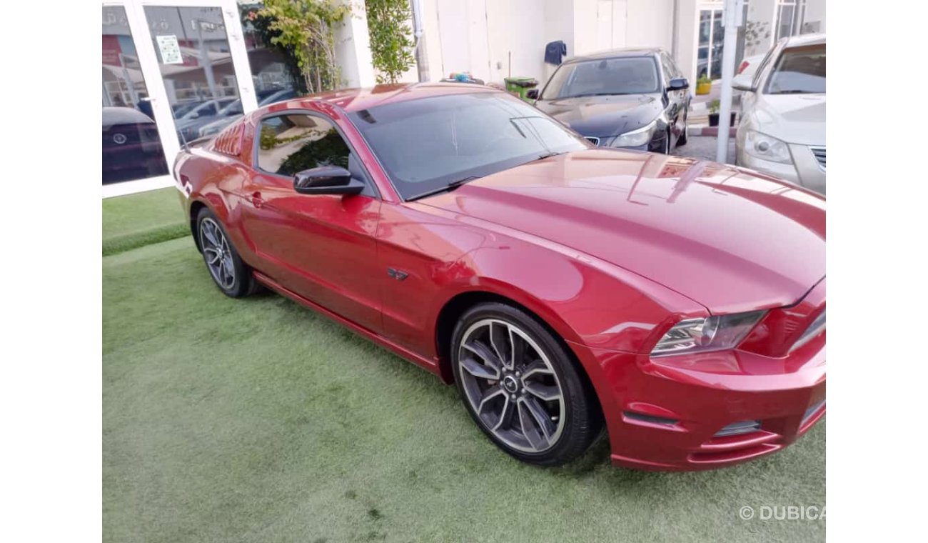 Ford Mustang Ford Mustang model 2014 coupe, red color with black interior, in excellent condition, you do not nee