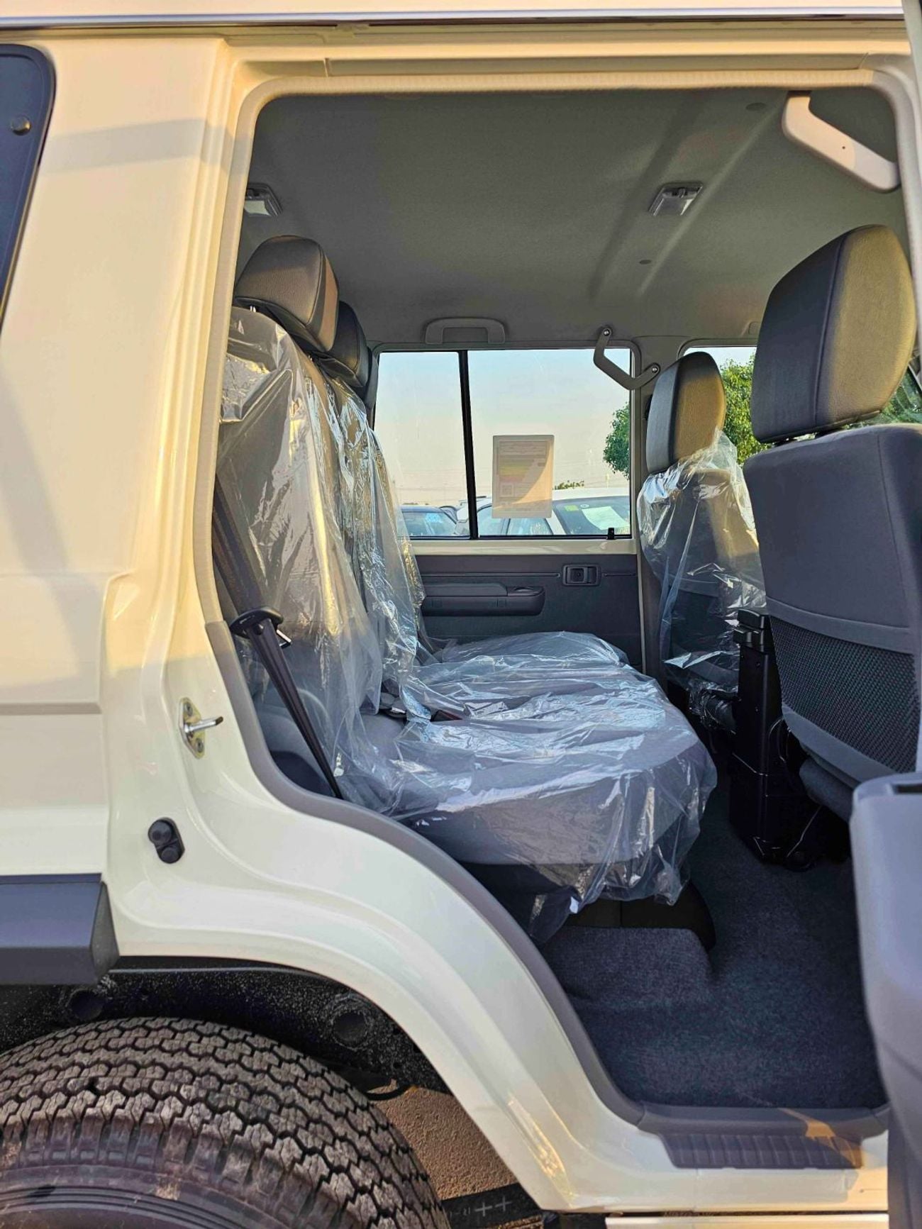 تويوتا لاند كروزر 70 LX LC76 / 2.8L MANUAL V4 DIESEL / DVD+CAMERA / PWR WINDOWS & LOCKS (CODE # 76DMS)