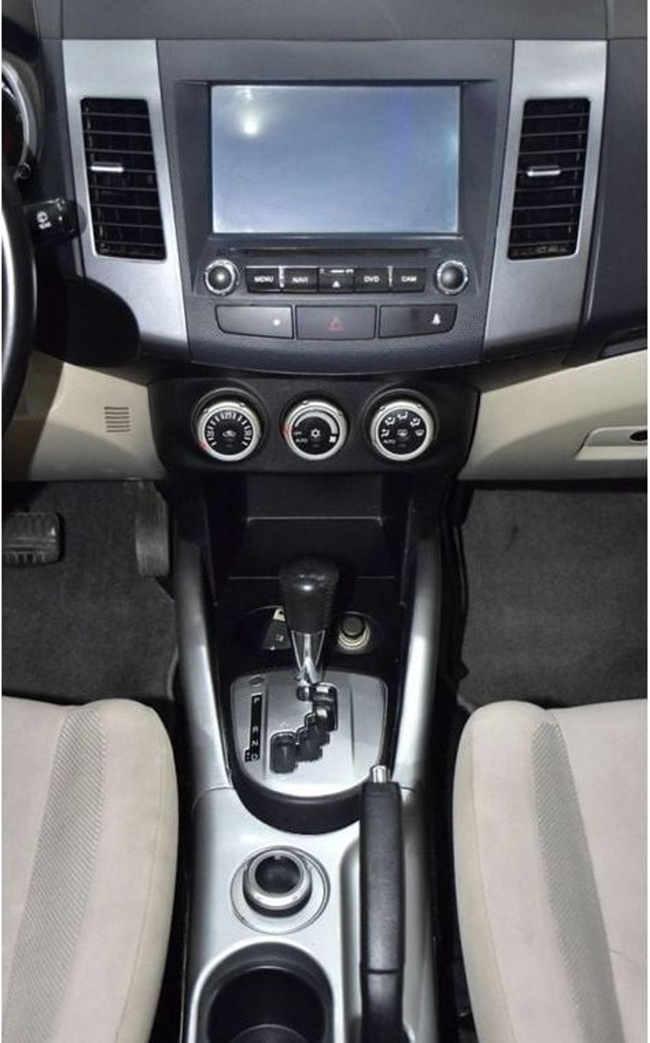 ميتسوبيشي آوتلاندر EXCELLENT DEAL for our Mitsubishi Outlander 4WD ( 2009 Model ) in Black Color GCC Specs