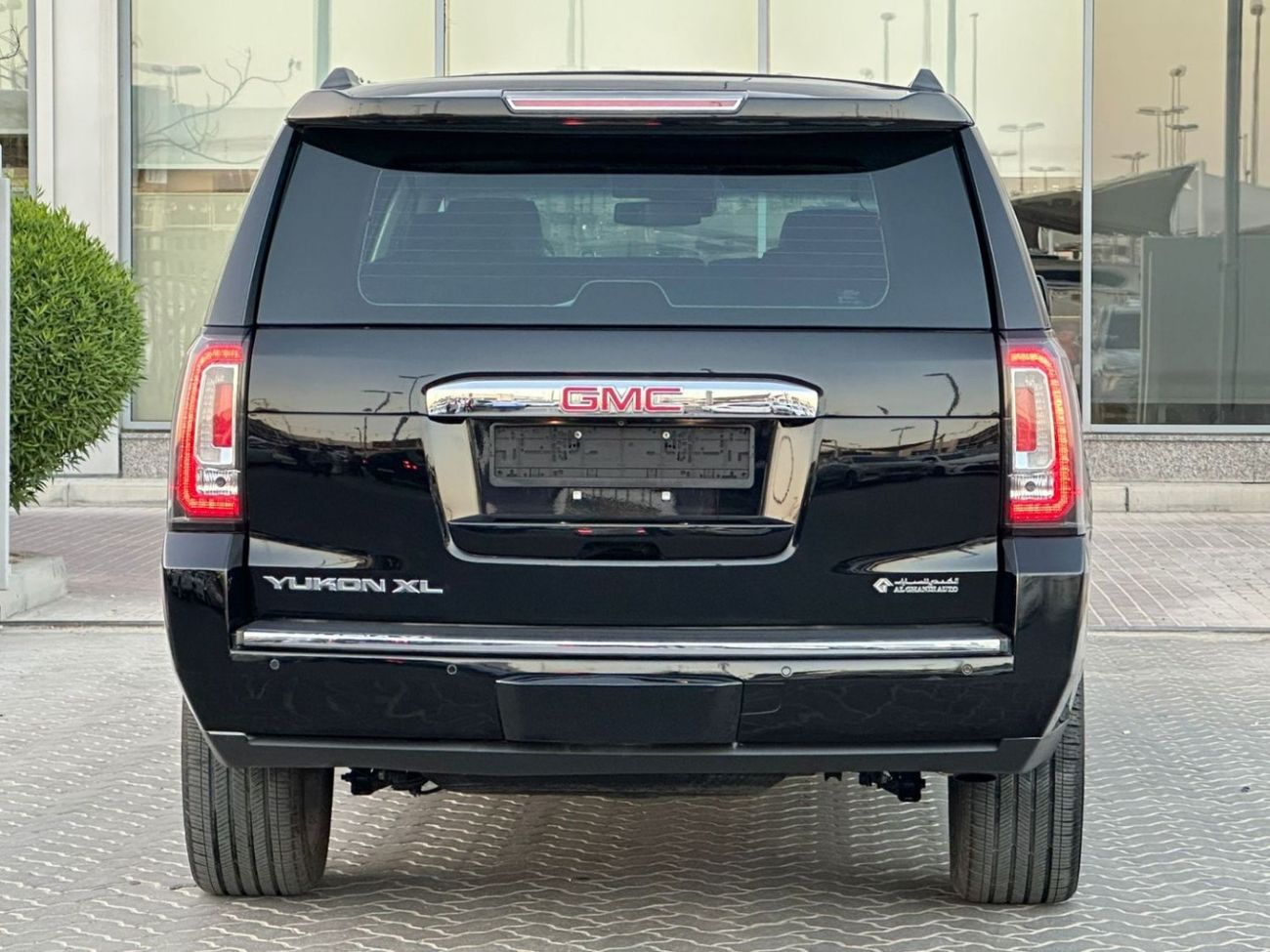 GMC Yukon XL Denali 6.2L (7 Seater) GMC YUKON DENALI XL GCC 2017 ORGINAL PAINT // PERFECT CONDITION