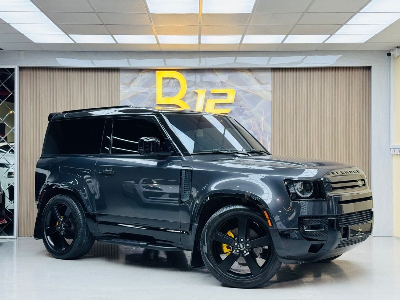 Land Rover Defender P300 90 SE 2.0L (5 Seater)