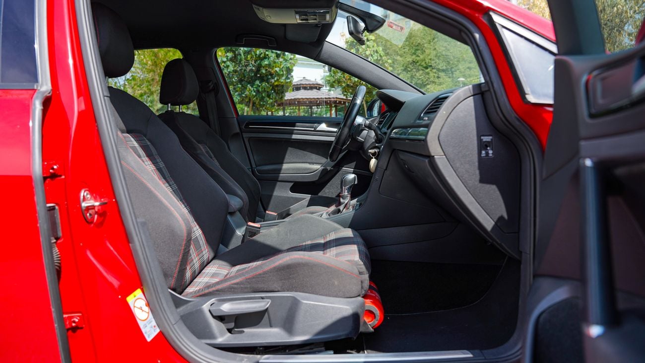 Volkswagen Golf GTI P1 2.0L (220 HP)