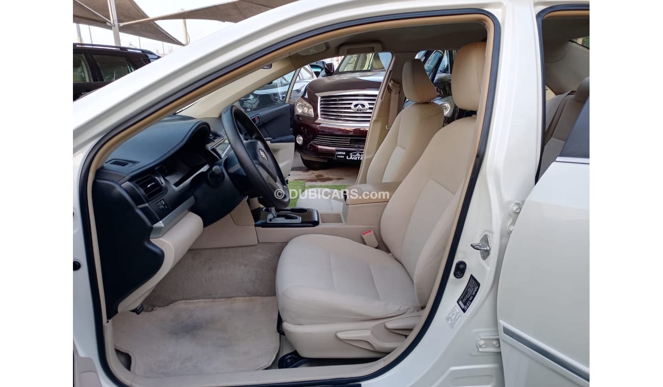 Toyota Camry 2012 GCC model, white color, beige interior, without accidents, rear camera control, Android screen,
