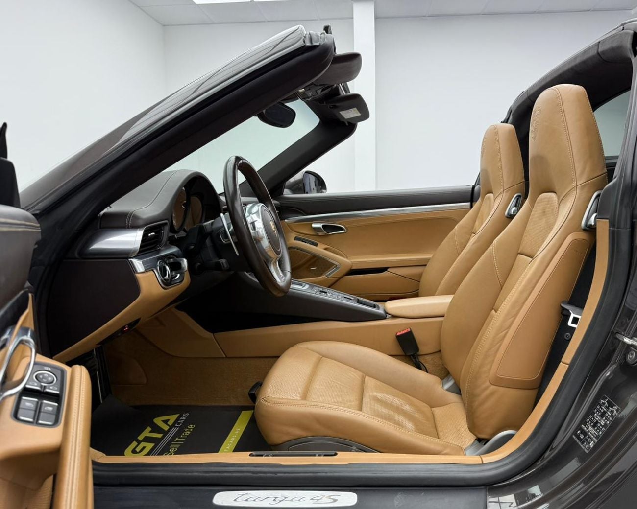 بورش 911 Targa 4S 3.8L 2015 Porsche 911 Targa 4S ,Porsche Service History ,Excellent Condition ,GCC