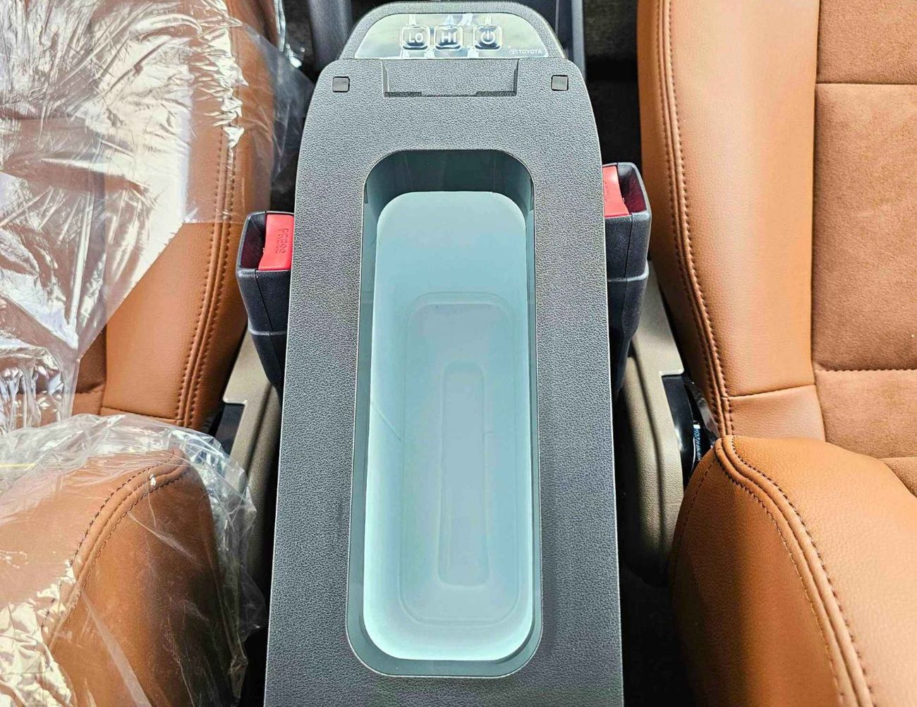 تويوتا لاند كروزر 70 LX LC76 / 4.0L PETROL A/T / DIFFLOCK / WINCH, SNORKEL / REFRIGERATOR / OVER FENDER (CODE # 76PAF)