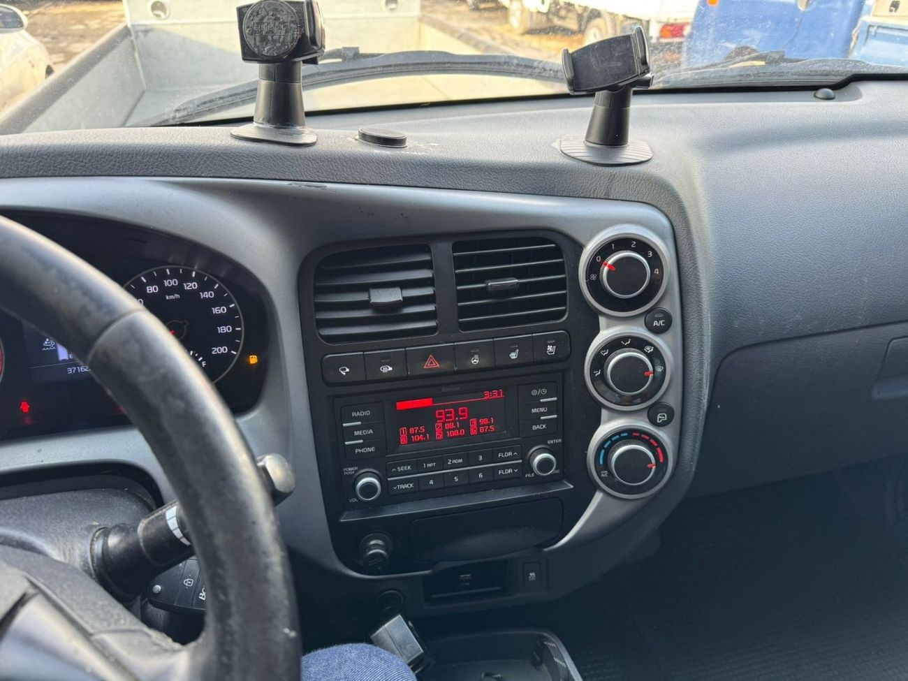 Kia Bongo 2020 Kia bongo 3 1.2 ton  Engine size 3.7 L UAE  PASS