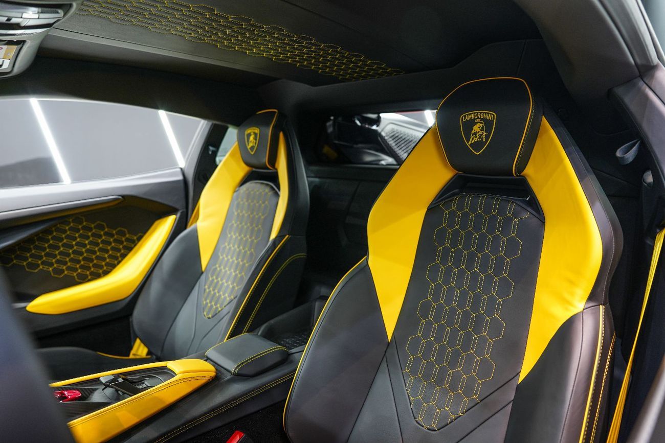 لامبورغيني ريفويلتو 6.5L V12 Hybrid 2024 Lamborghini Revuelto, Brand New, Carbon Fiber Interior, GCC Specs!!