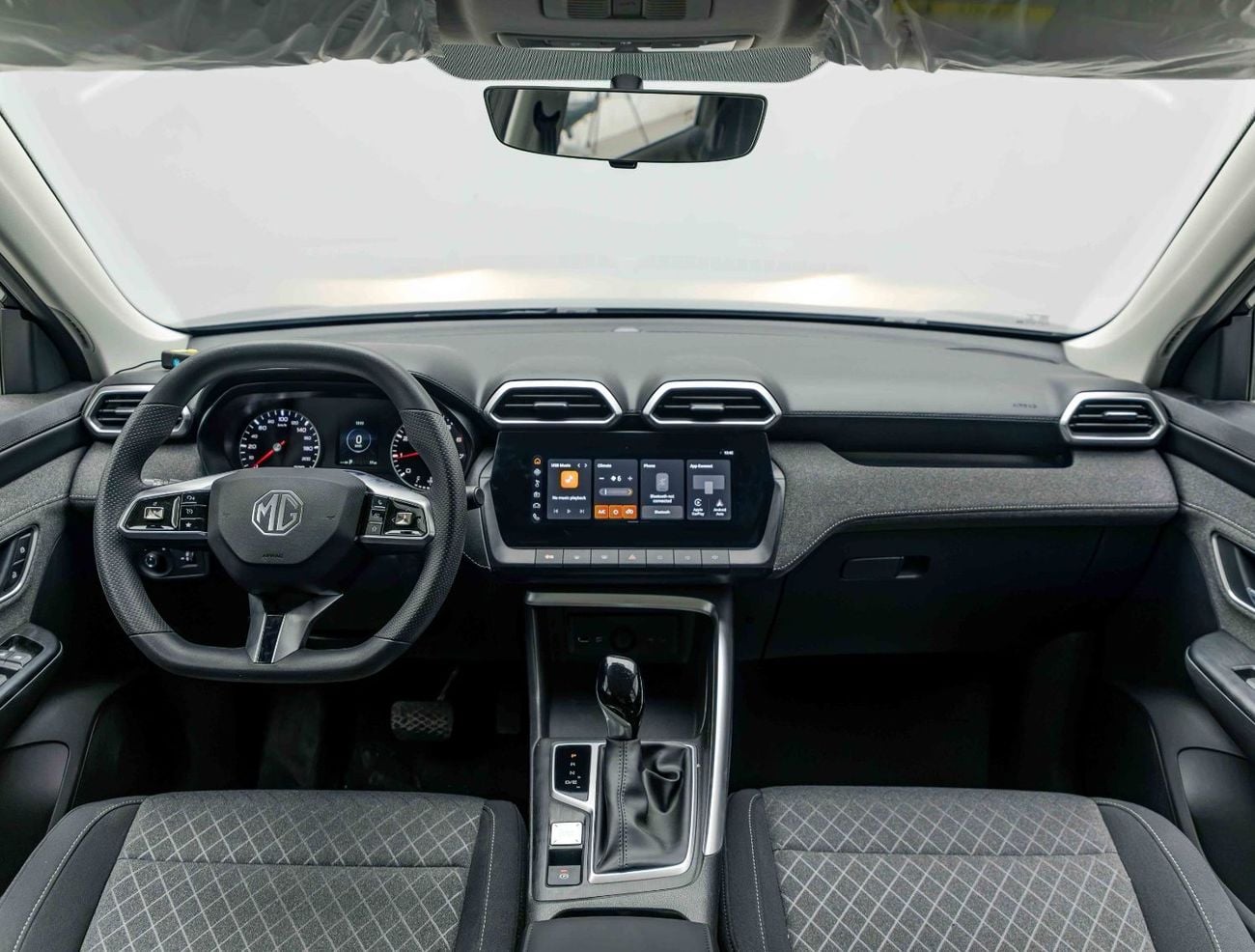 أم جي ZS STD 1.5L - White Inside Black | Export Only