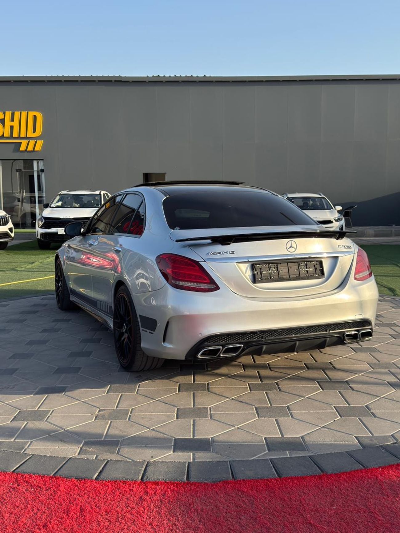 مرسيدس بنز C 63 AMG Std 4.0L (5 Seater)