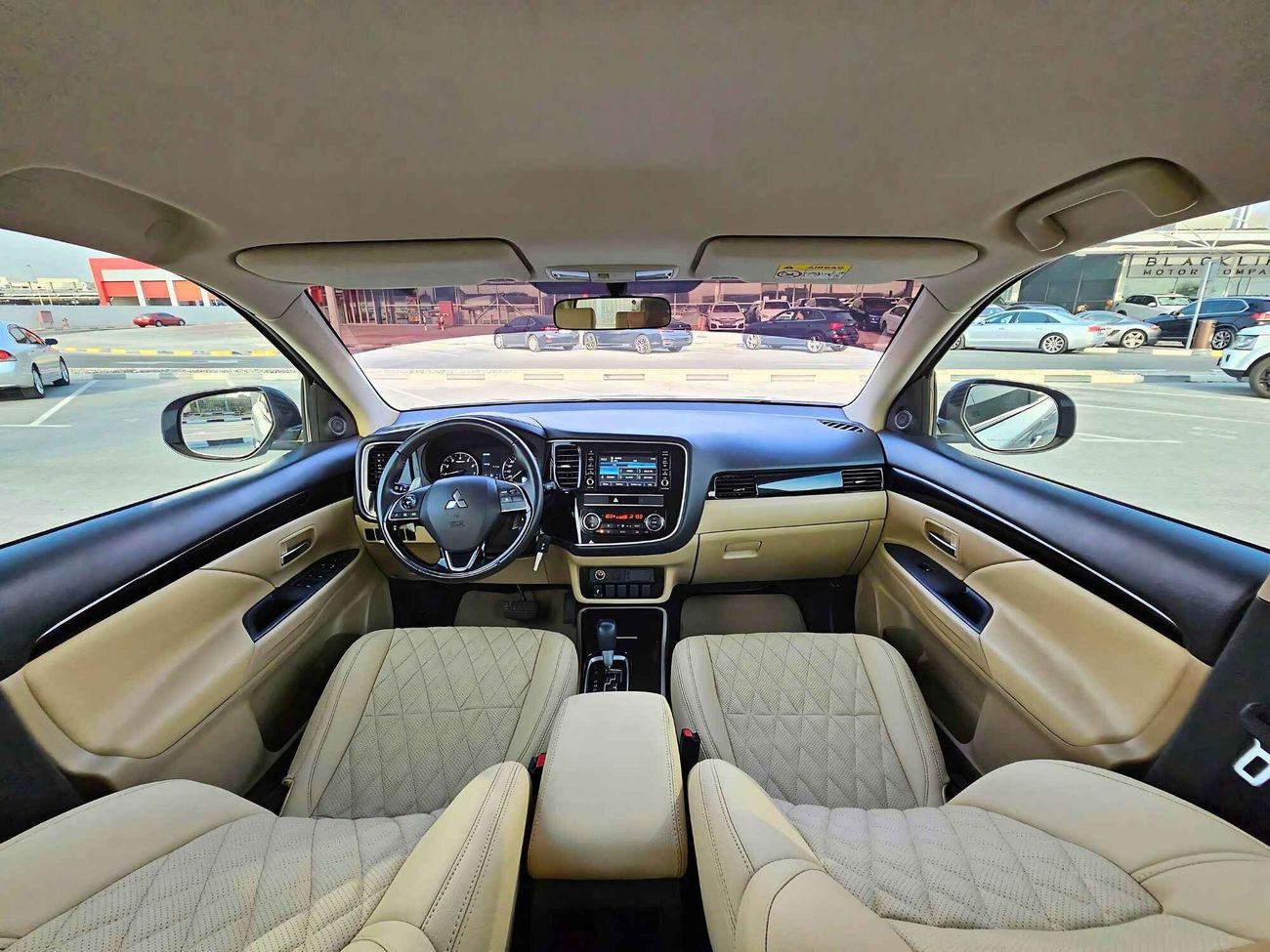 Mitsubishi Outlander GLX/ 4WD/ LEATHER SEATS/ DVD/ LOW MILEAGE/ GCC/ 657 MONTHLY/ LOT# 702843