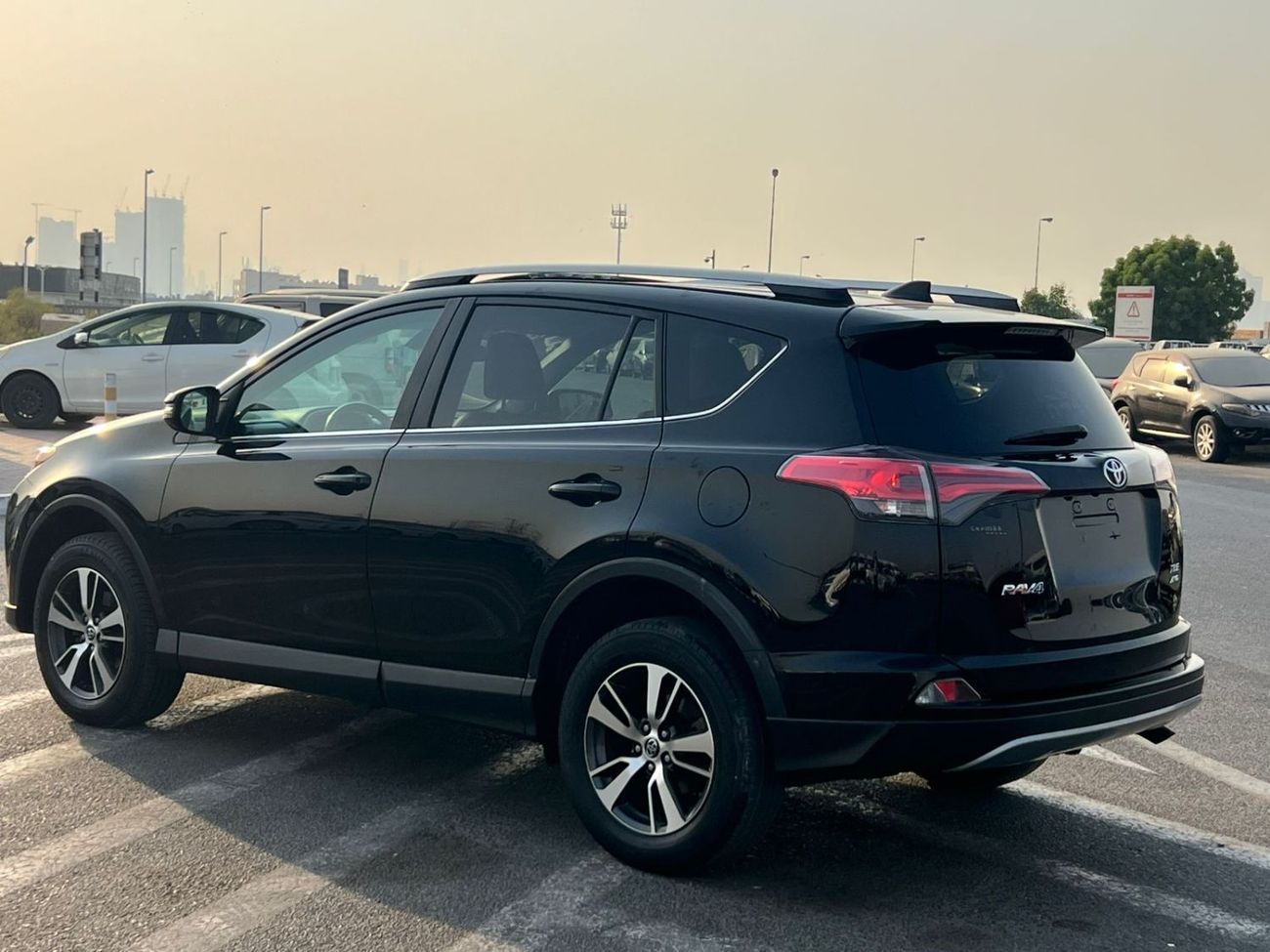 Toyota RAV4 2018 Toyota RAV4 XLE - 2.5L V4-RearCam-AWD 4x4 - Push Start -Leather seat Sunroof - Mileage-